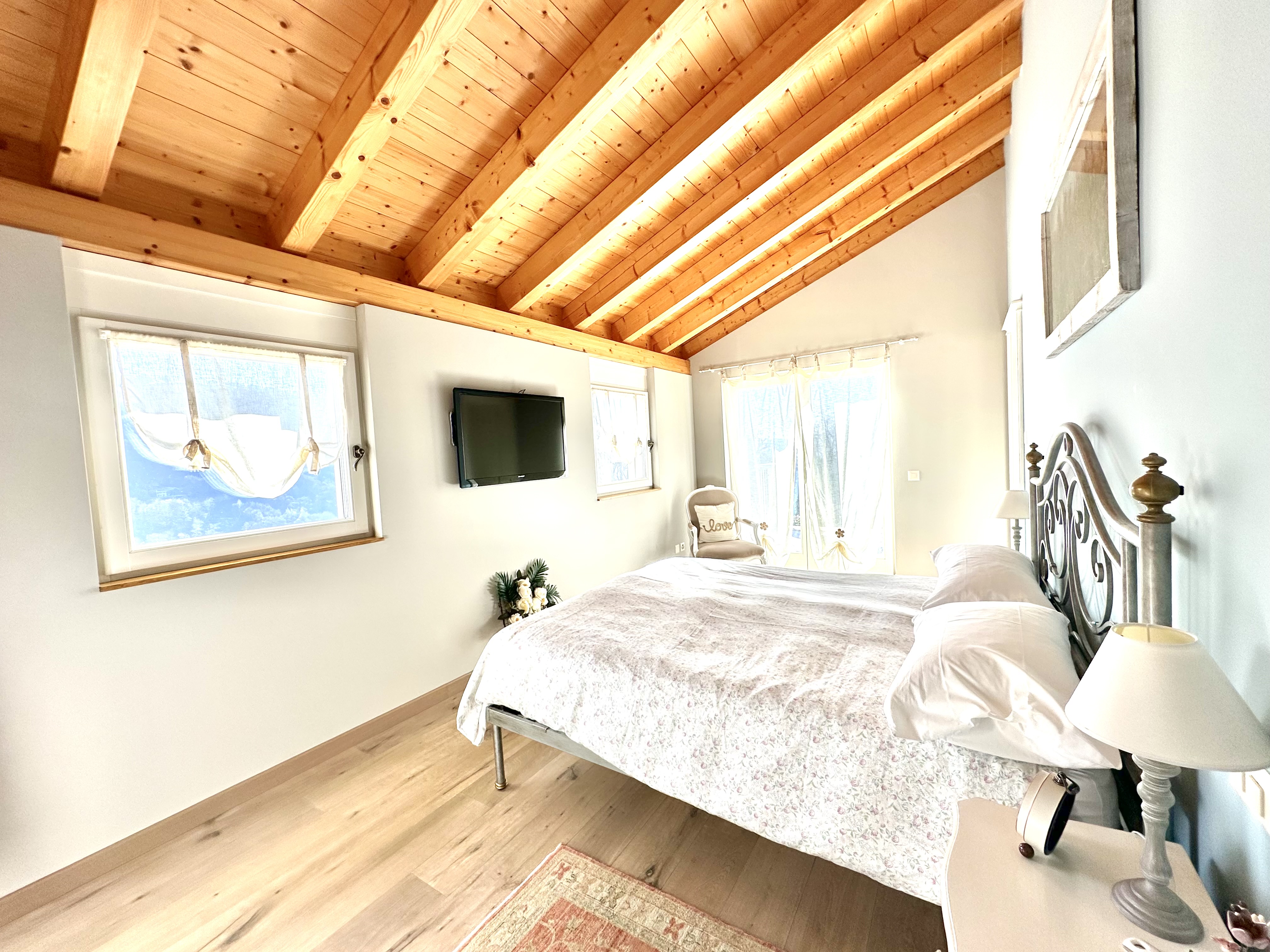 Helles Schlafzimmer mit Holzbalkendecke