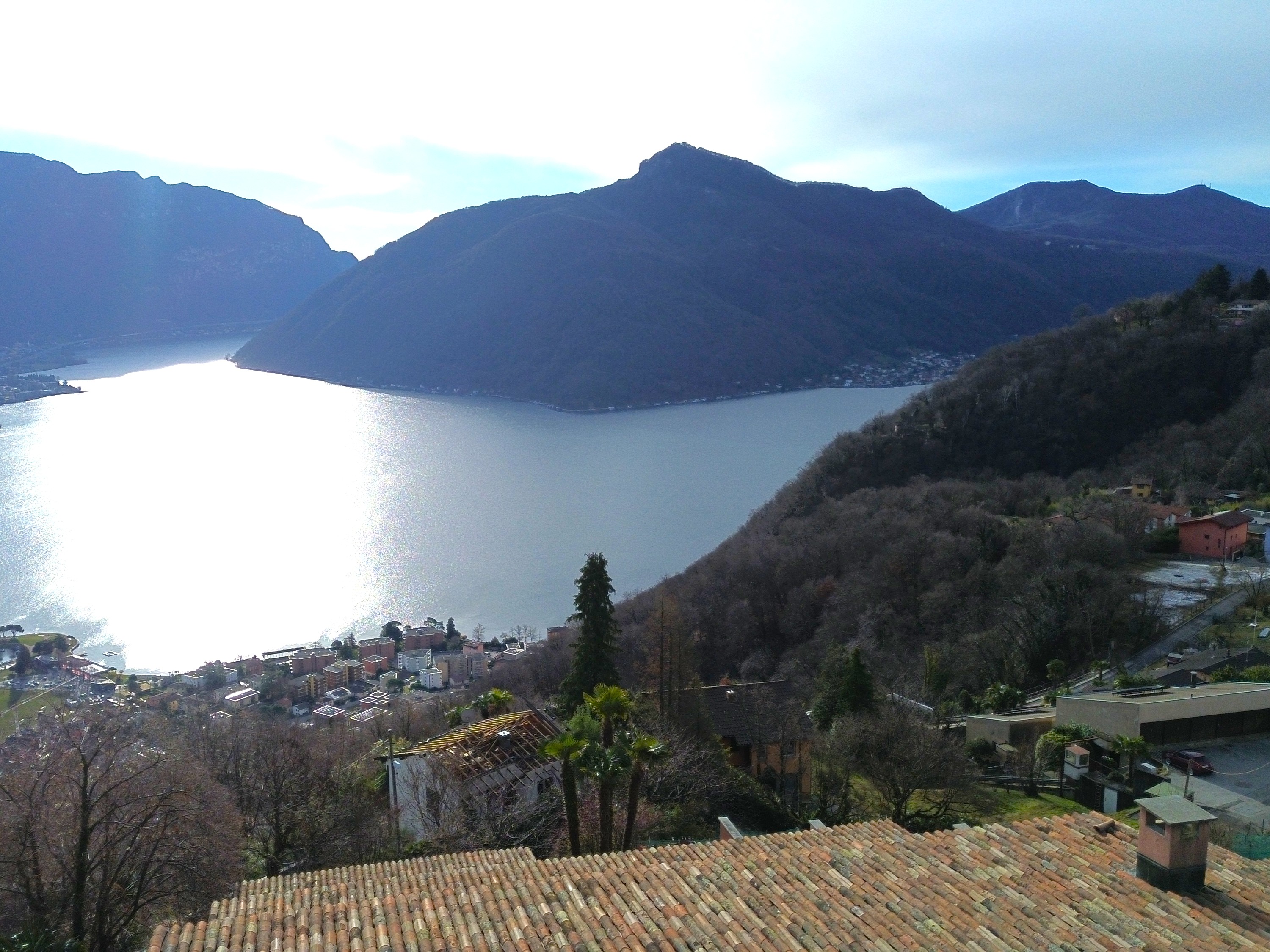 Seeblick über ein Tal mit Bergen