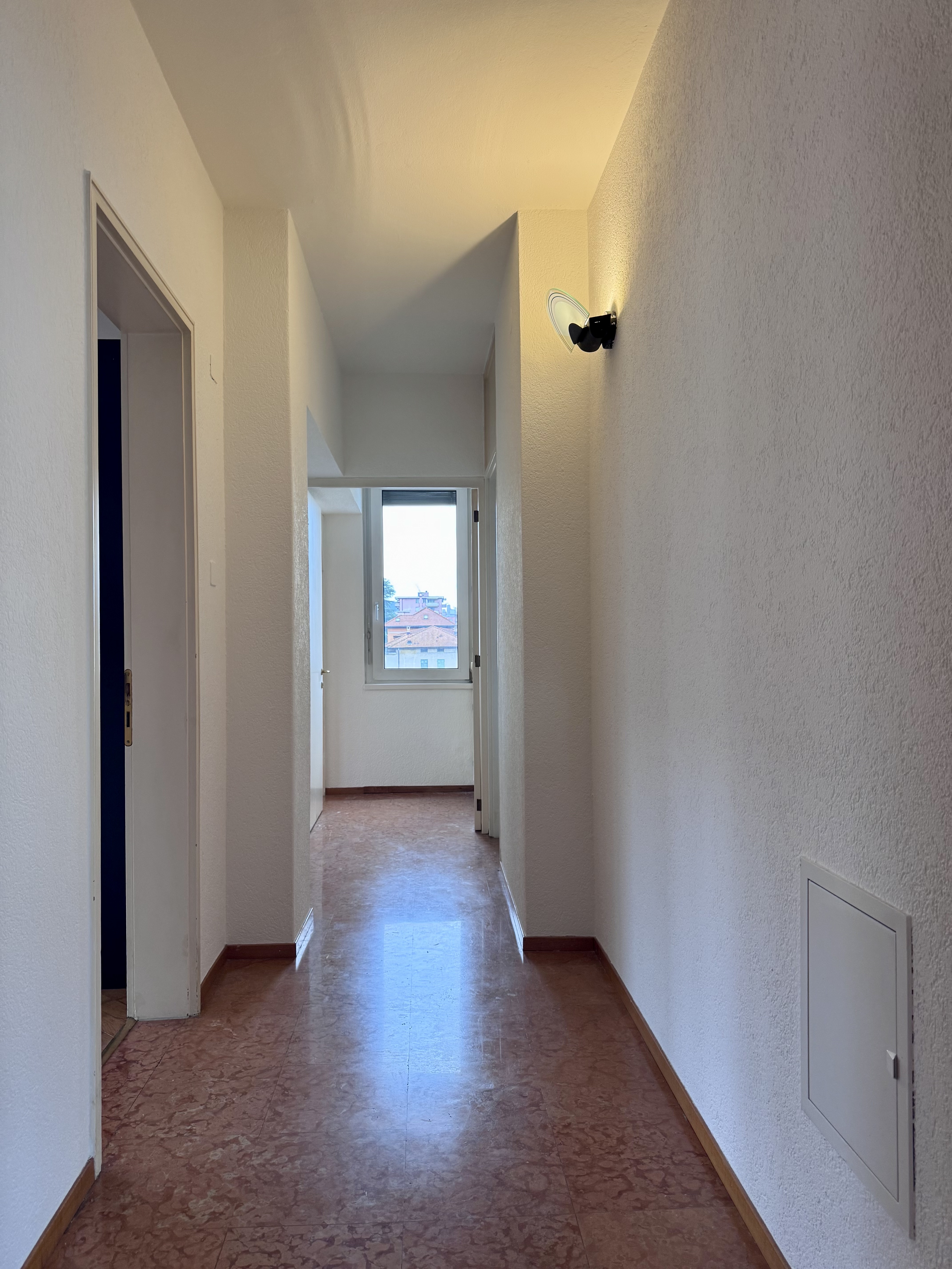 Flur mit schmalem Längsverlauf