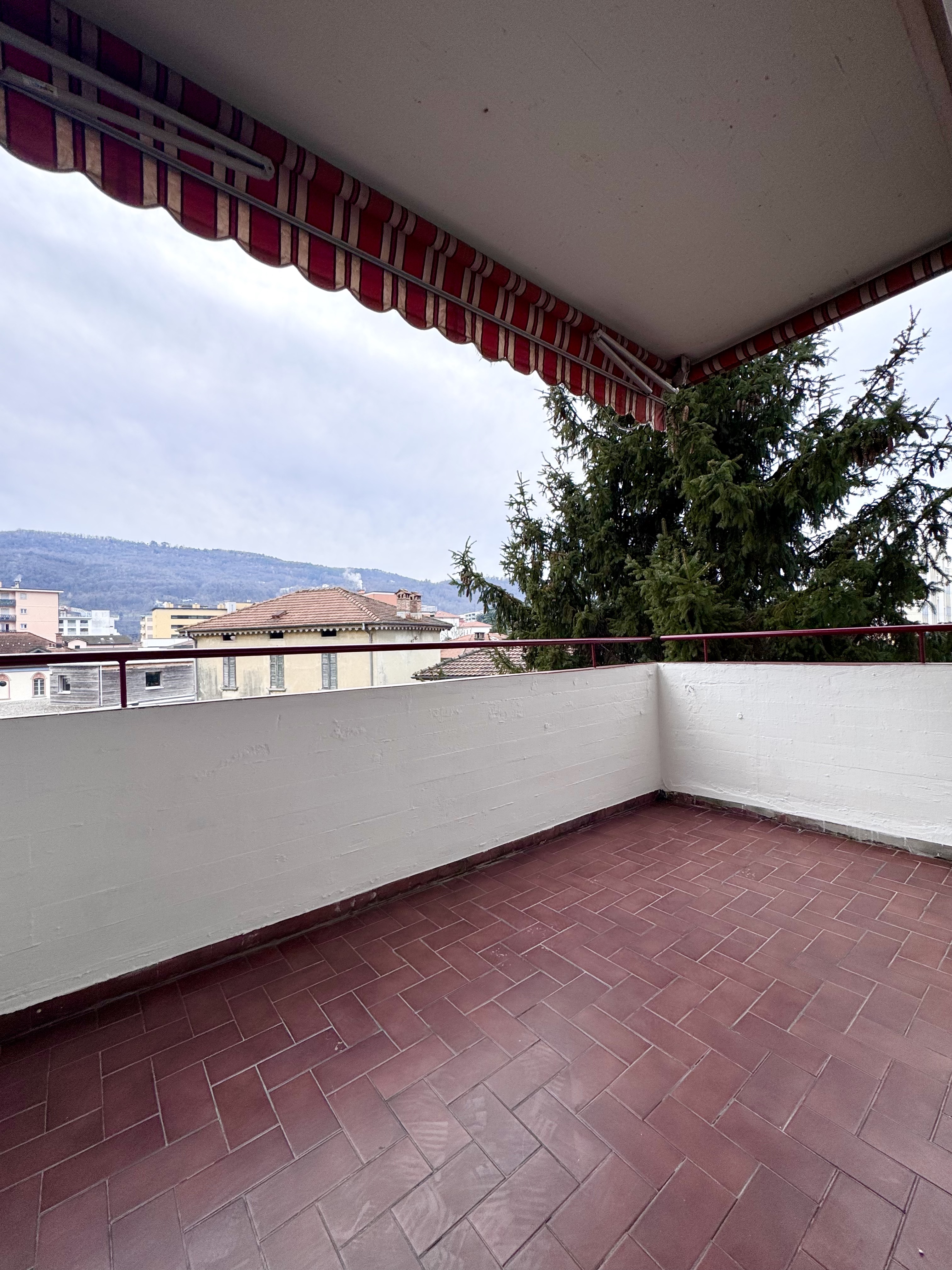 Überdachte Terrasse mit Blick ins Grüne