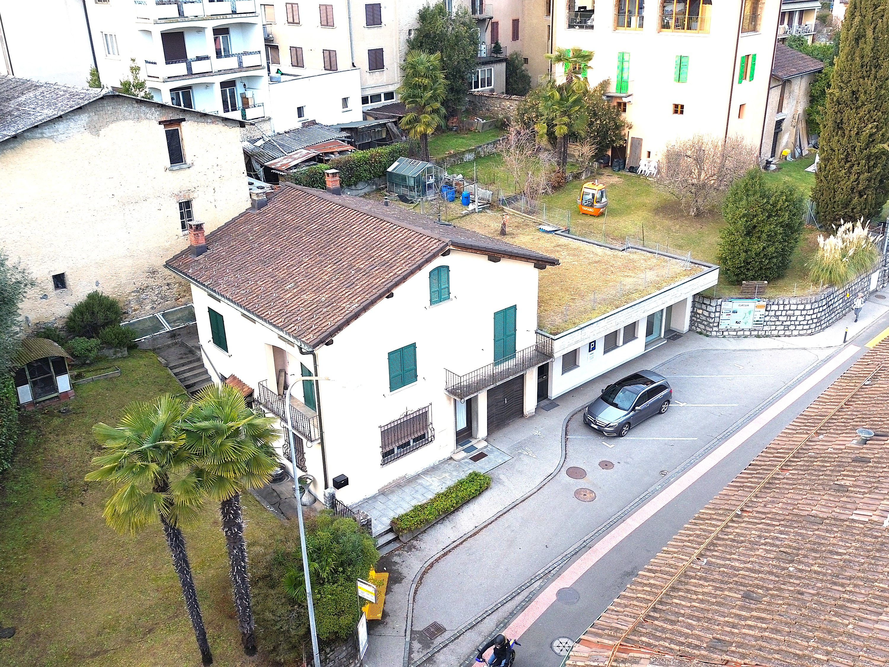Luftaufnahme eines Wohnhauses mit Garten und Straße