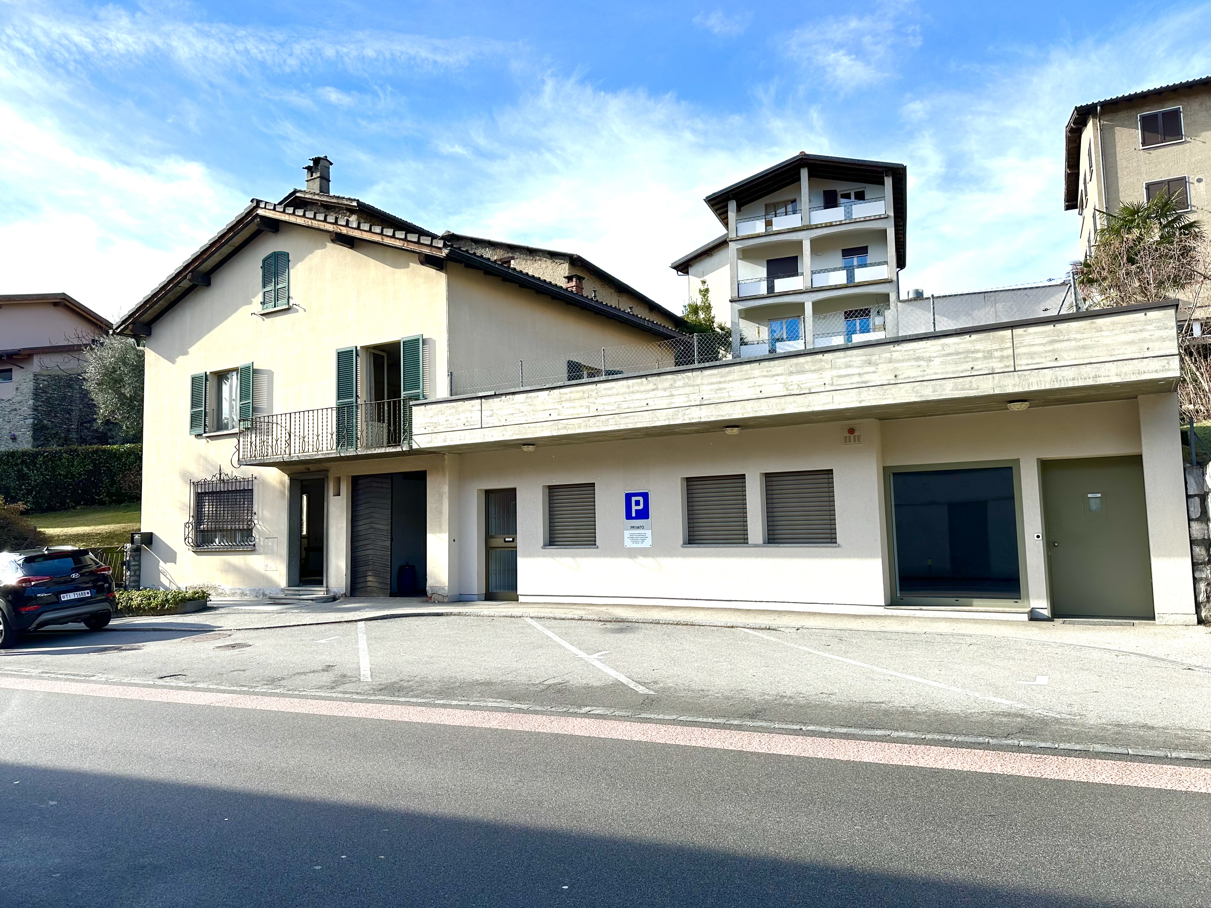 Mehrfamilienhaus mit Balkonen und Stellplätzen