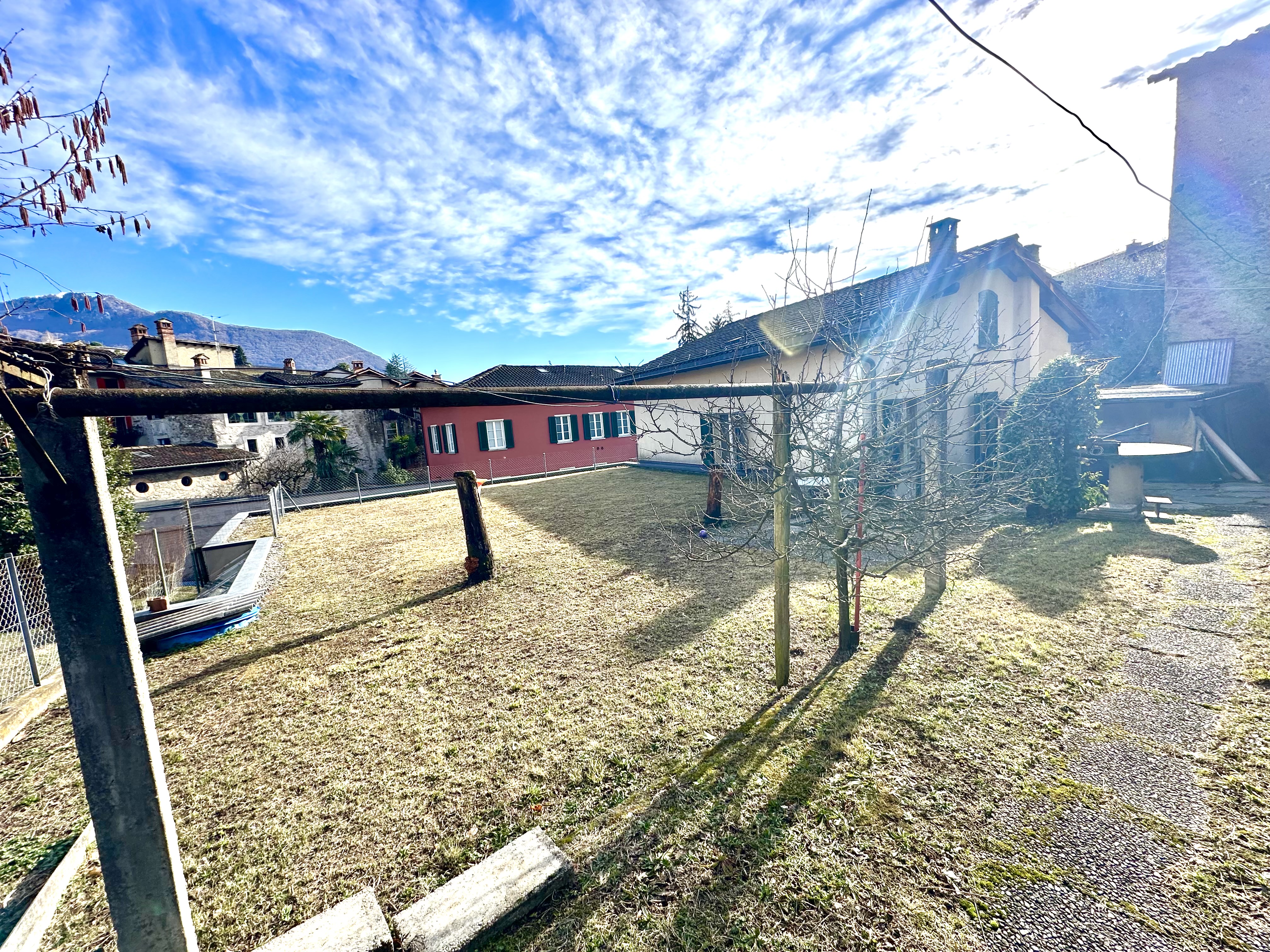Großer Garten mit Blick auf umliegende Gebäude und Berge