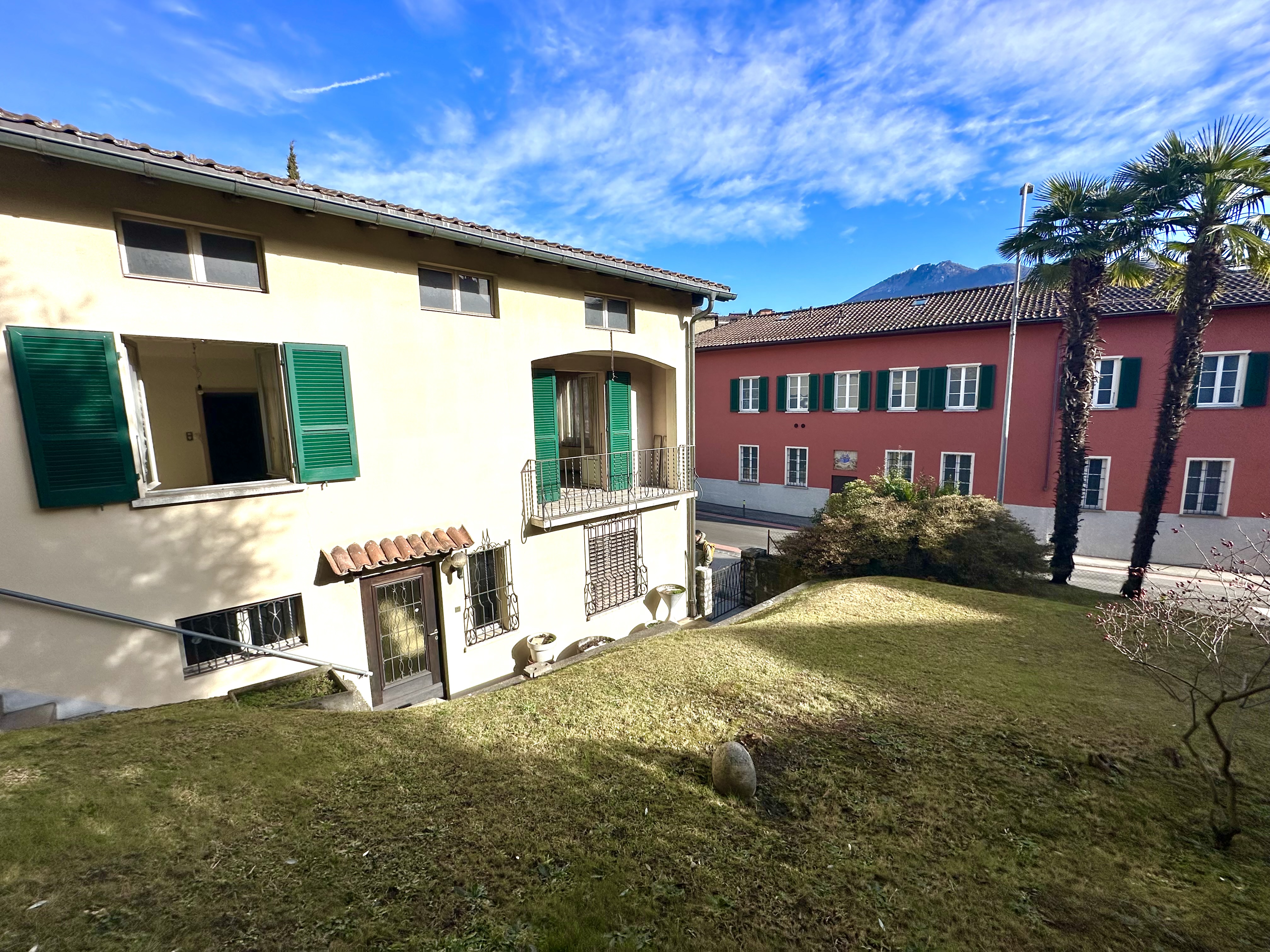 Helles Wohnhaus mit Garten und Bergblick