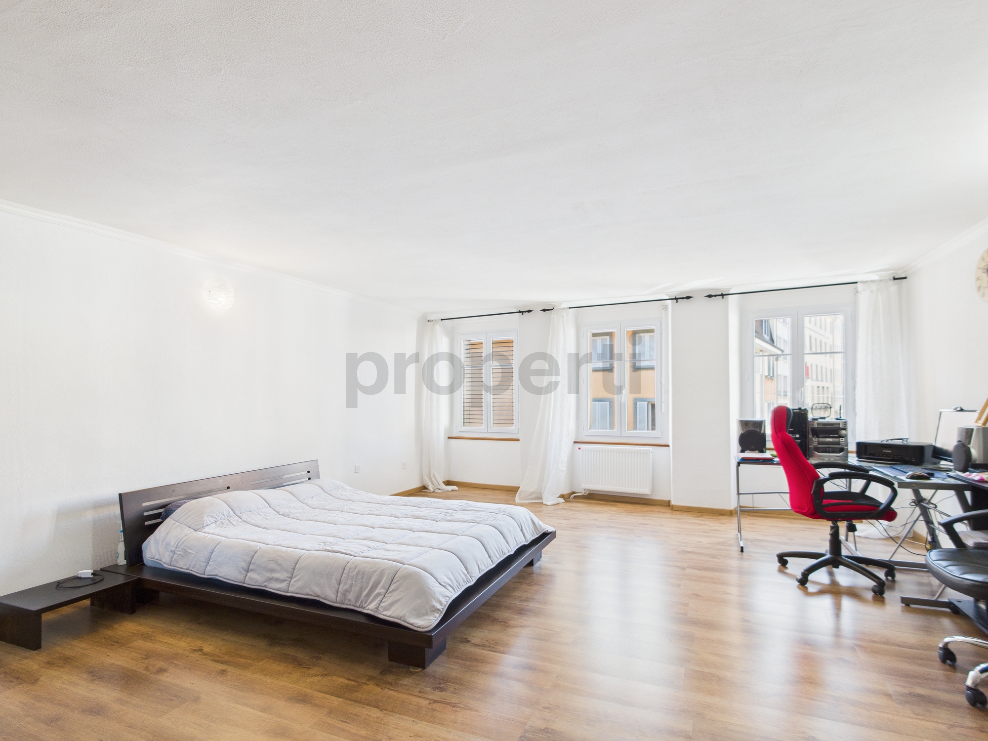 Helles Schlafzimmer mit Arbeitsbereich