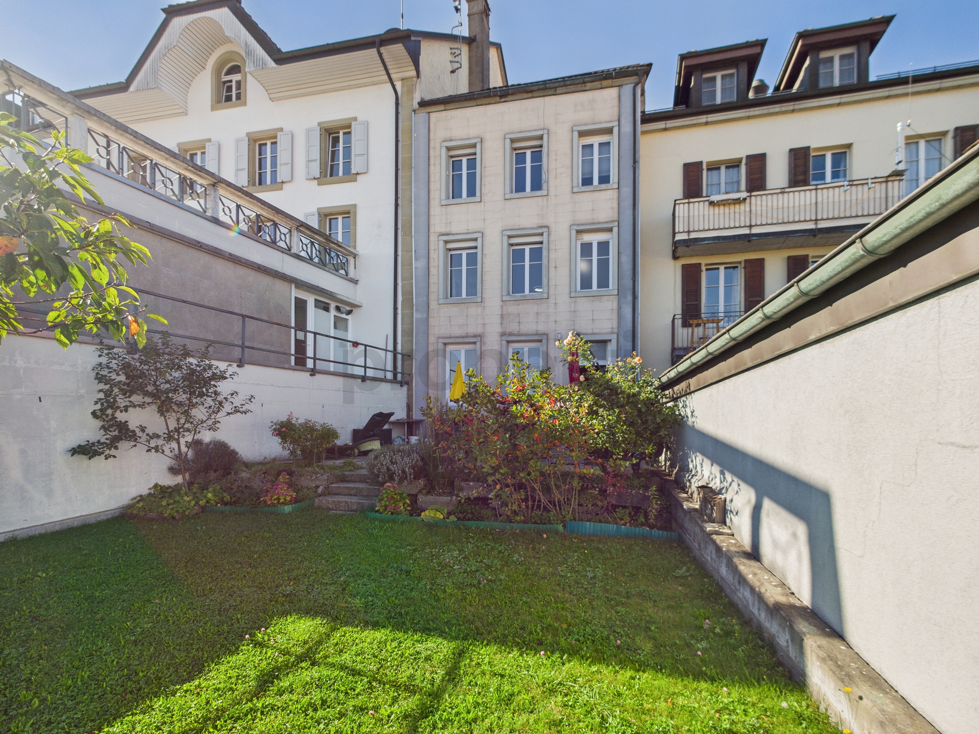 Innenhof mit Garten und Wohngebäuden