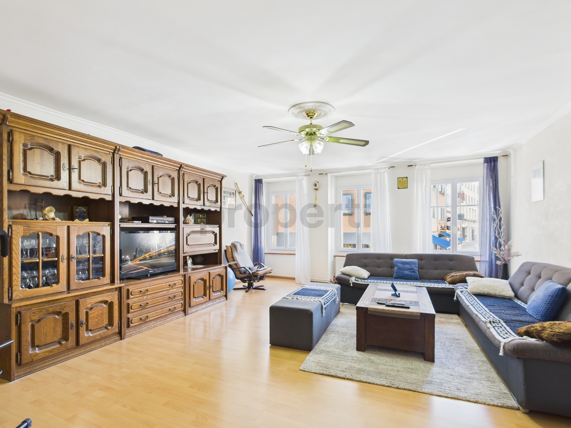 Helles Wohnzimmer mit Vitrinenwand