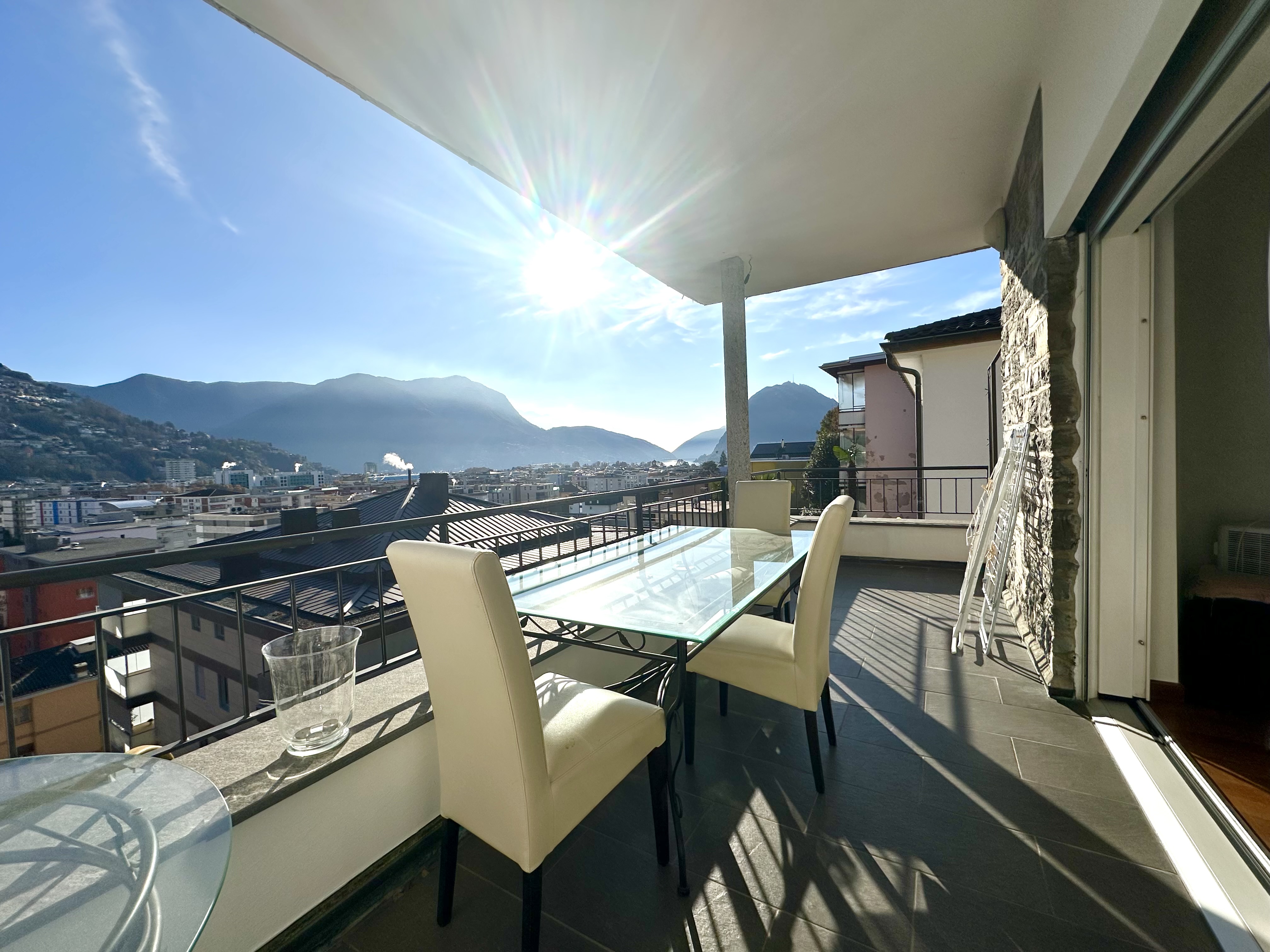 Balkon mit Bergblick