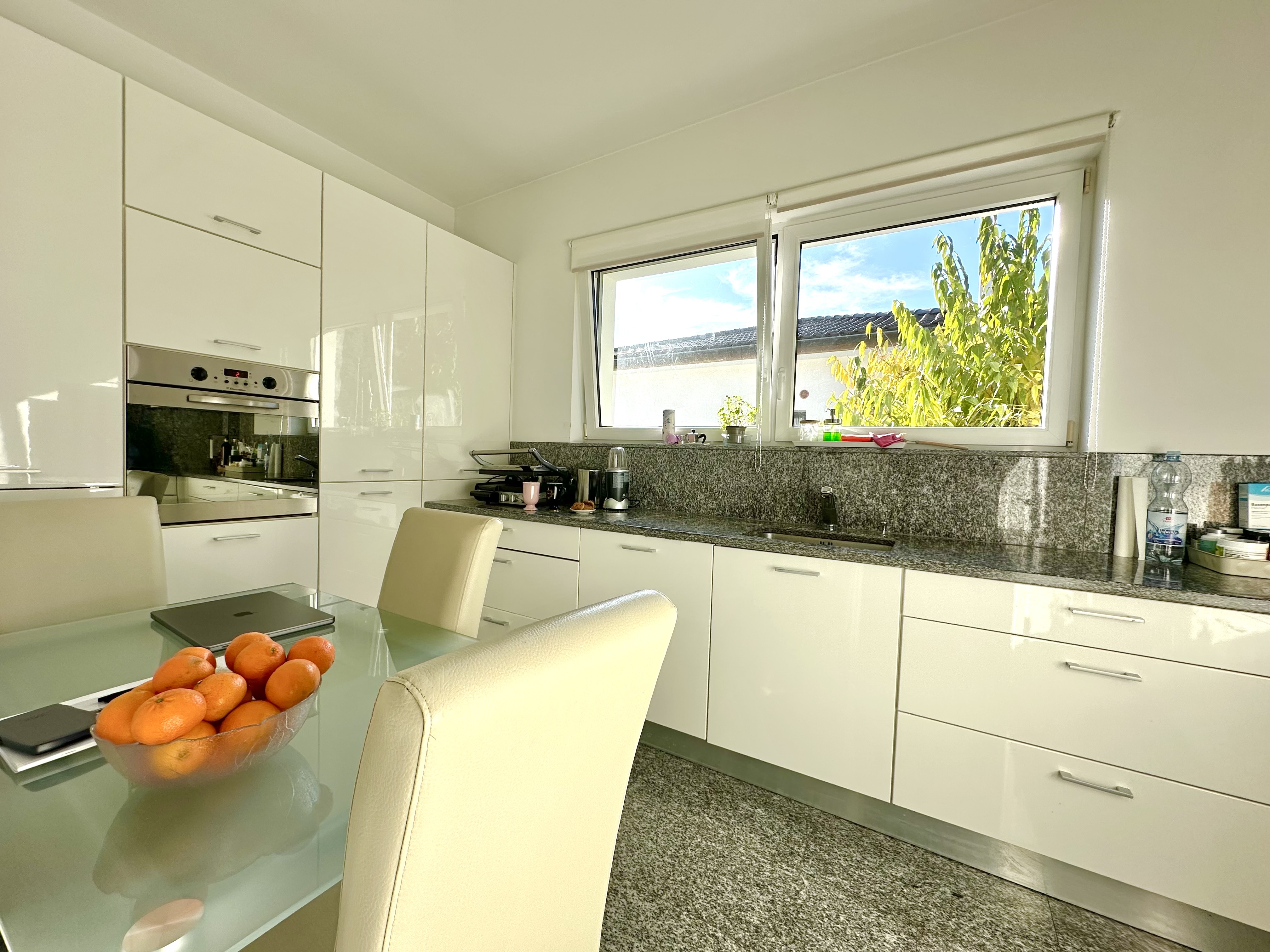 Moderne helle Küche mit Fensterfront
