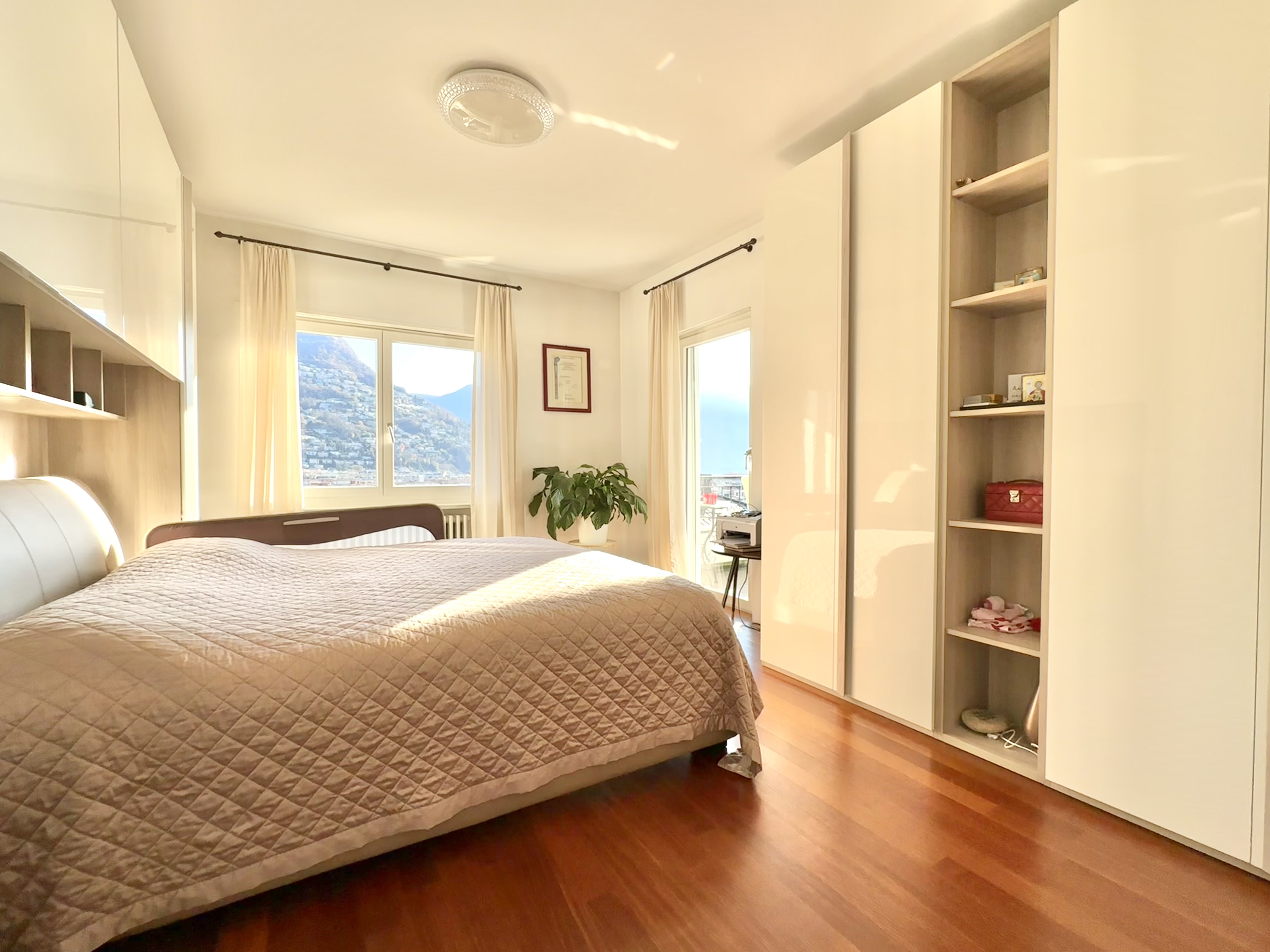 Helles Schlafzimmer mit Bergblick