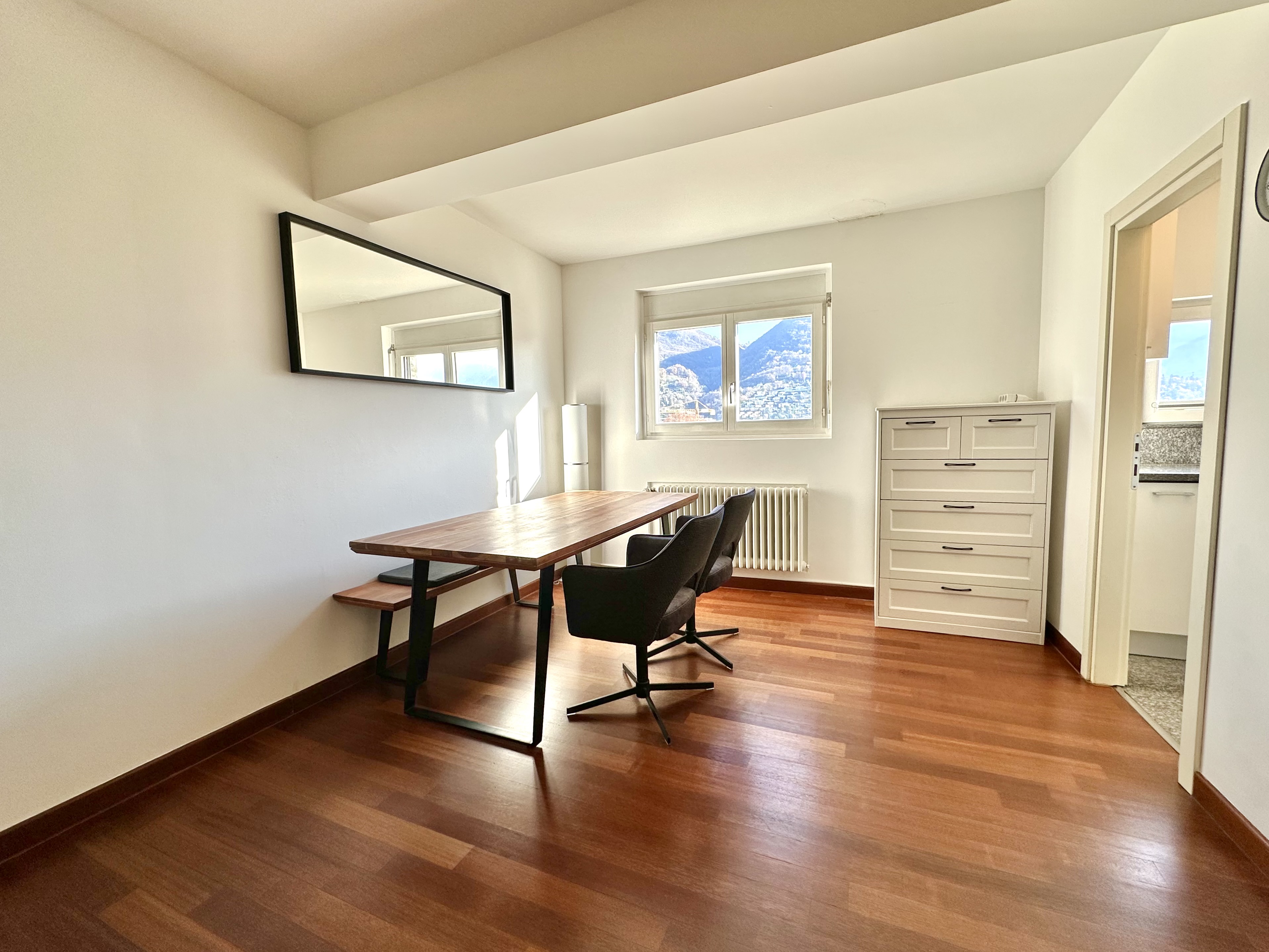 Helles Arbeitszimmer mit Bergblick