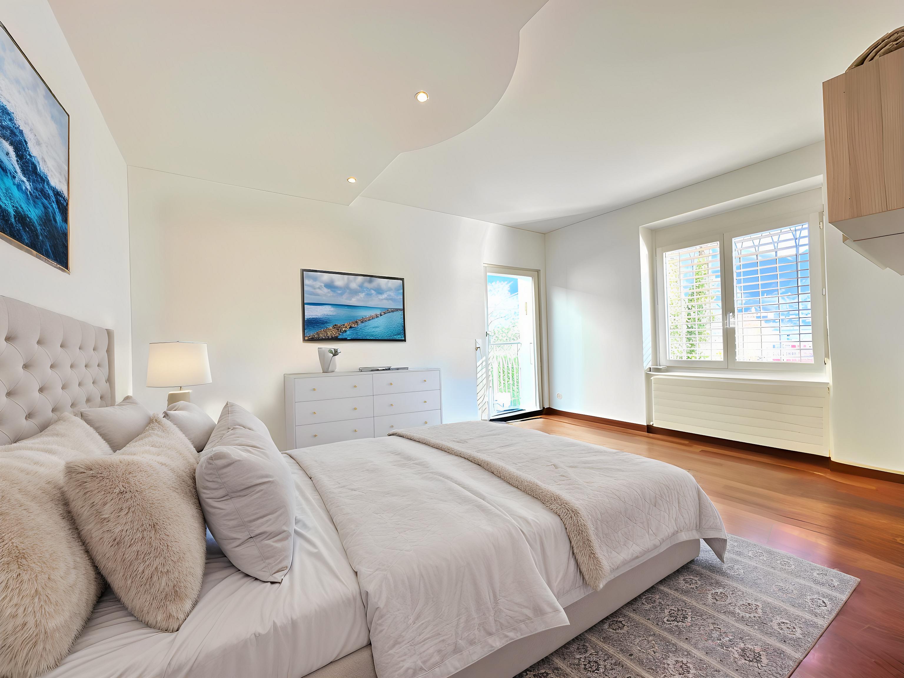 Helles, modern eingerichtetes Schlafzimmer
