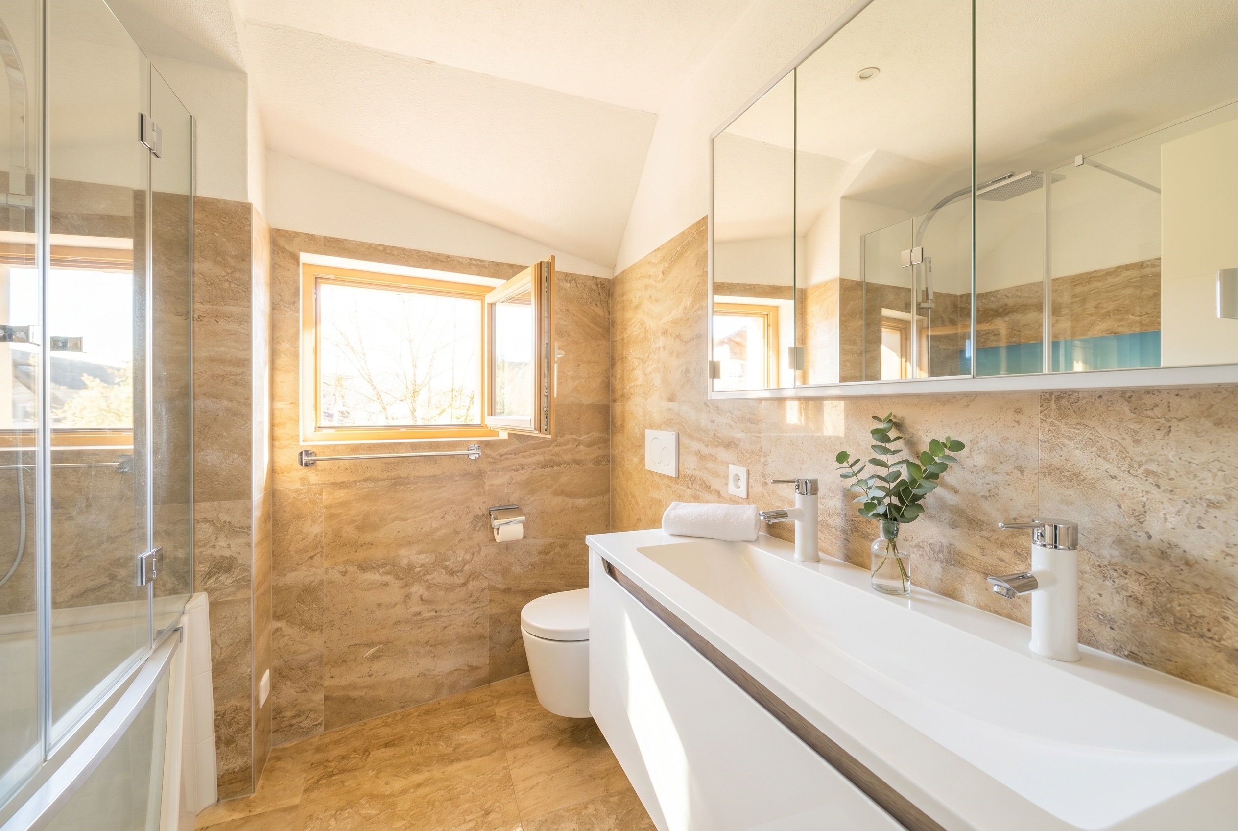 Helles, modernes Badezimmer mit Duschbereich und Badmöbeln