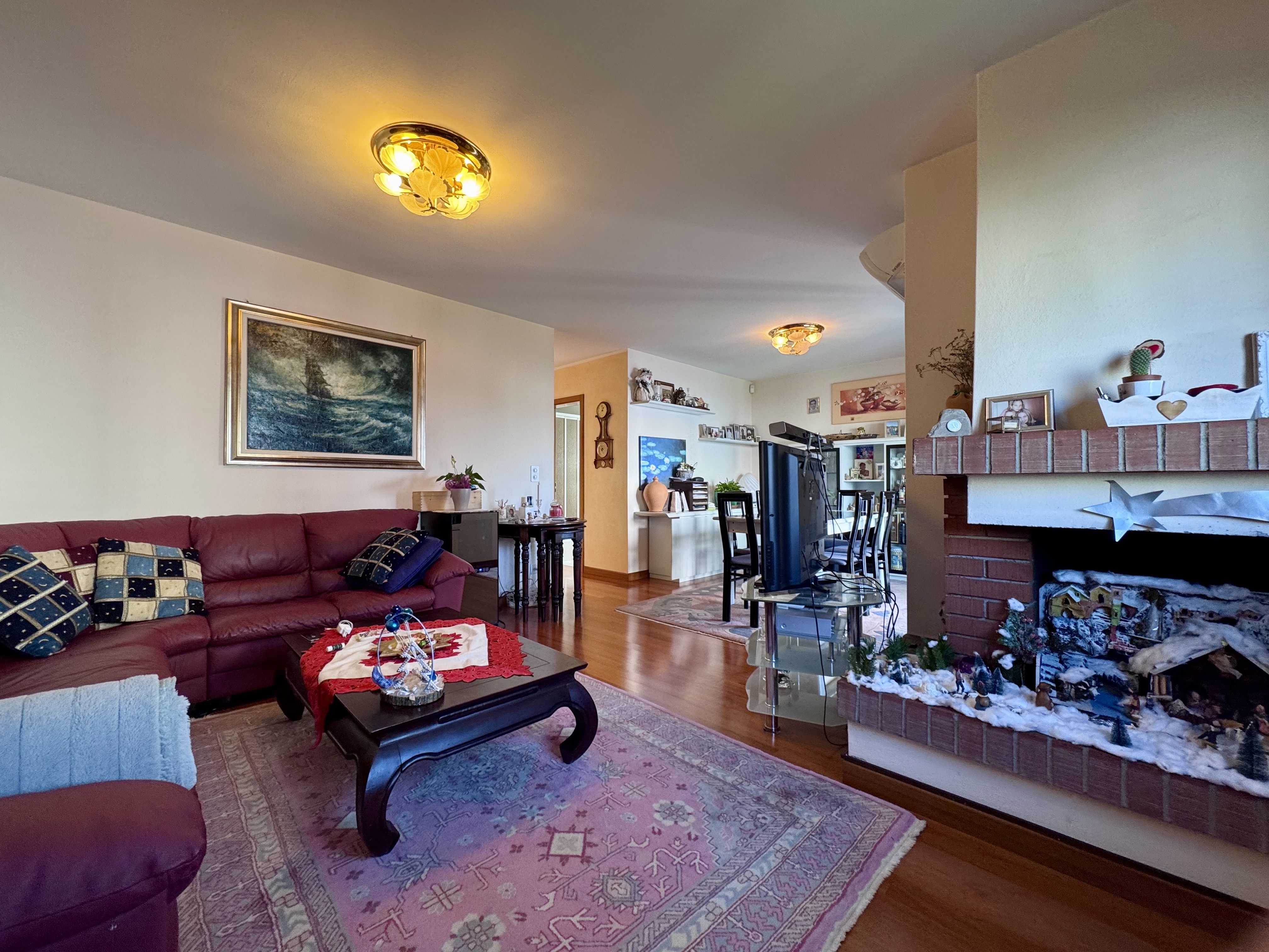 Wohnzimmer mit Kamin und offener Verbindung zum Essbereich