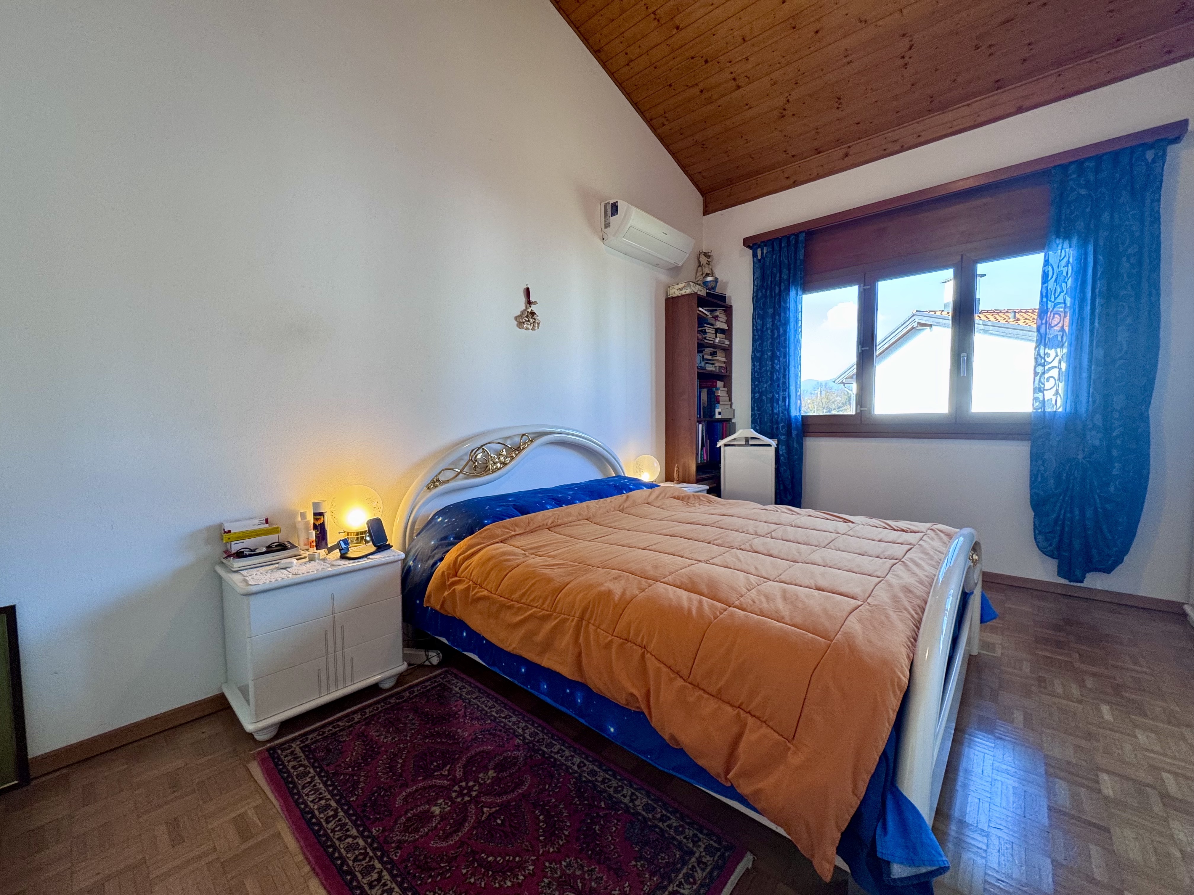 Schlafzimmer mit Dachschräge