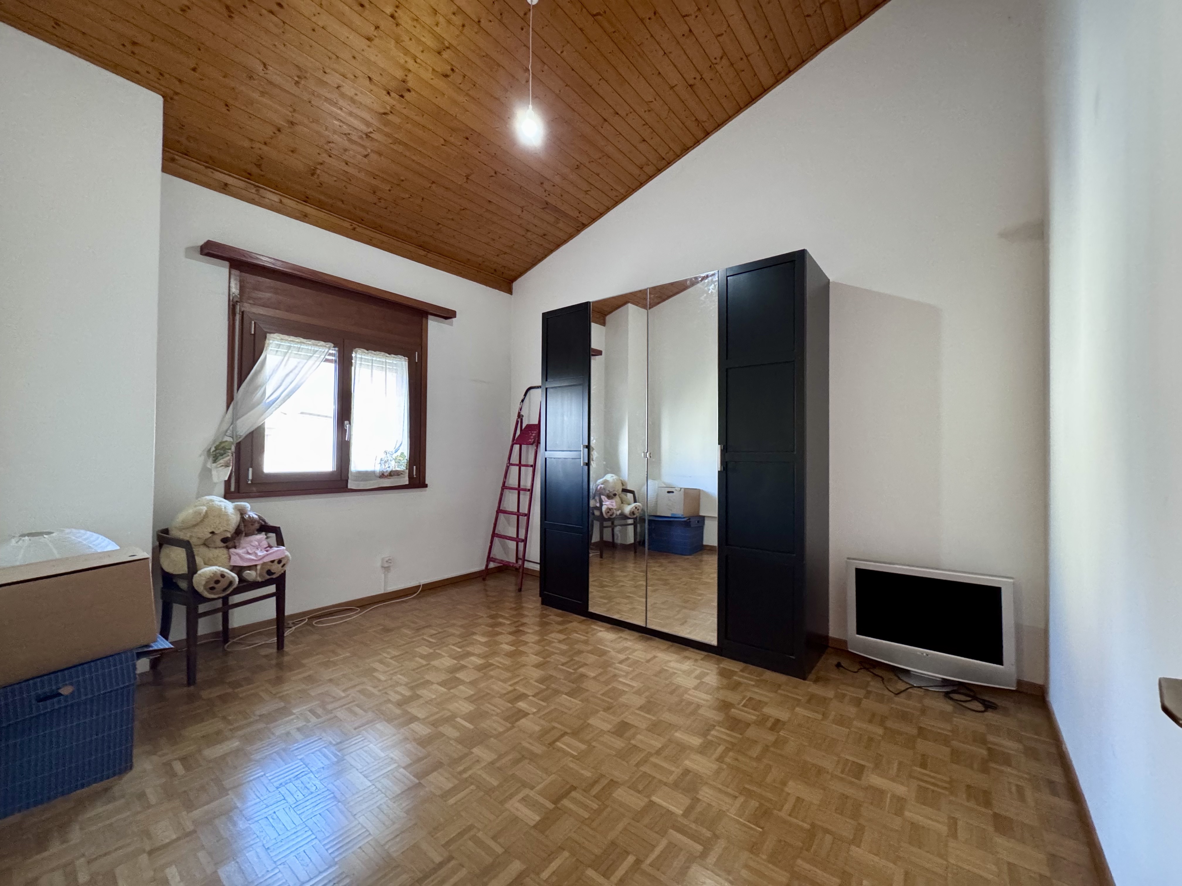 Leeres Schlafzimmer mit Holzdecke