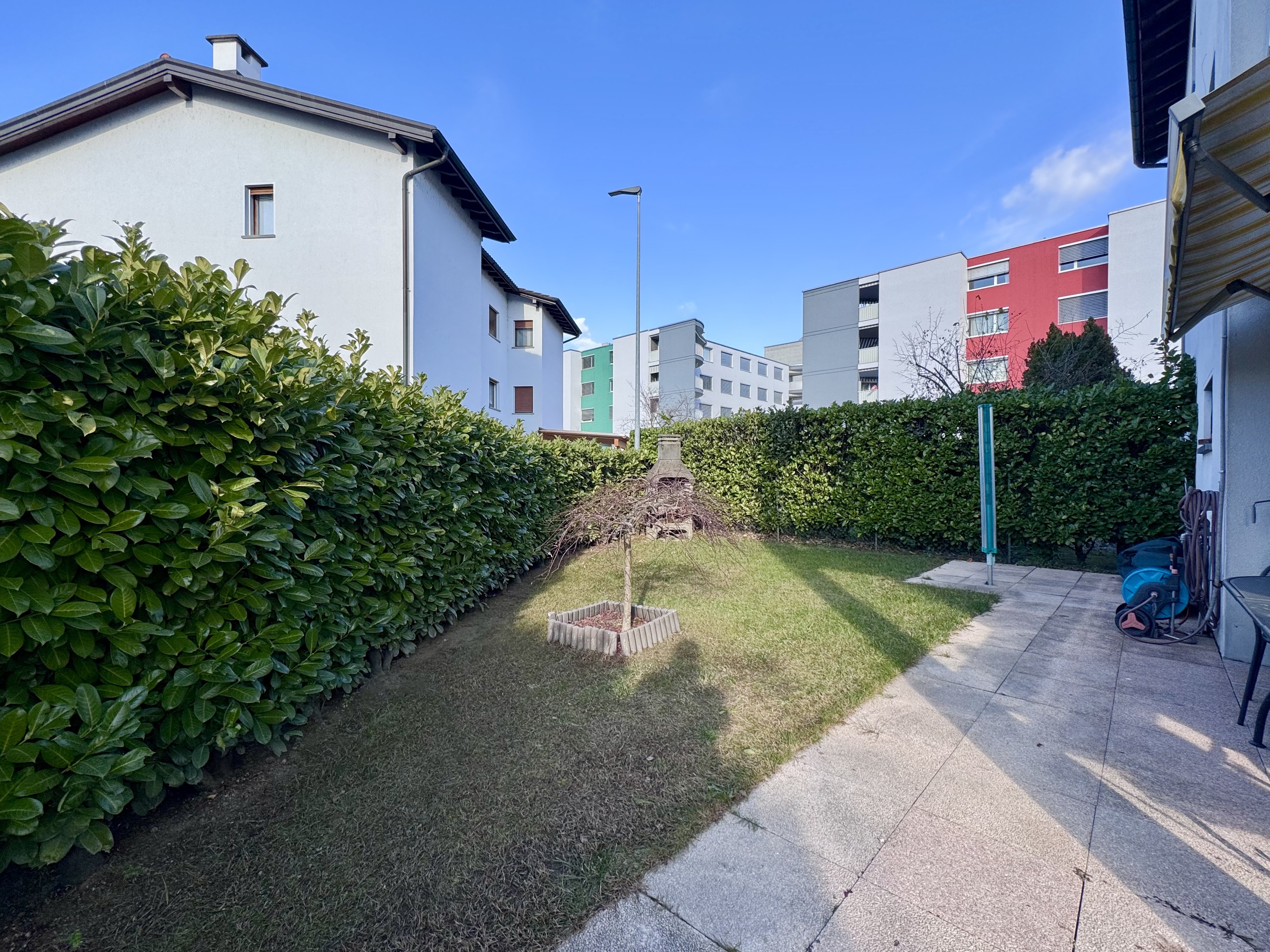 Gepflegter Garten zwischen Wohnhäusern