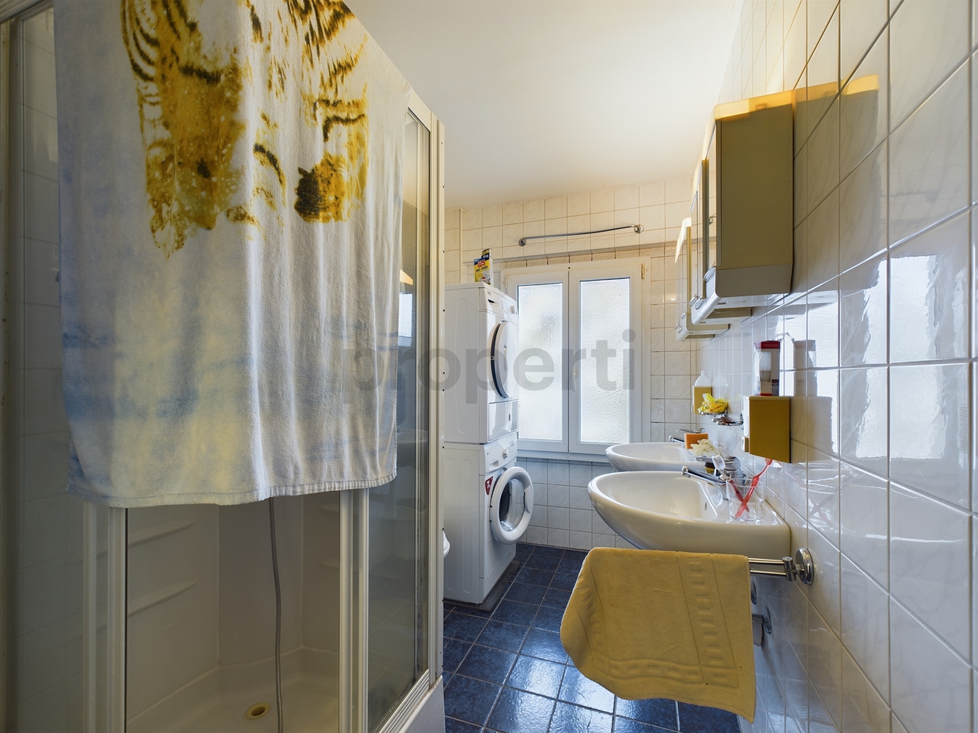 Schmales Badezimmer mit Dusche und Doppelwaschbecken