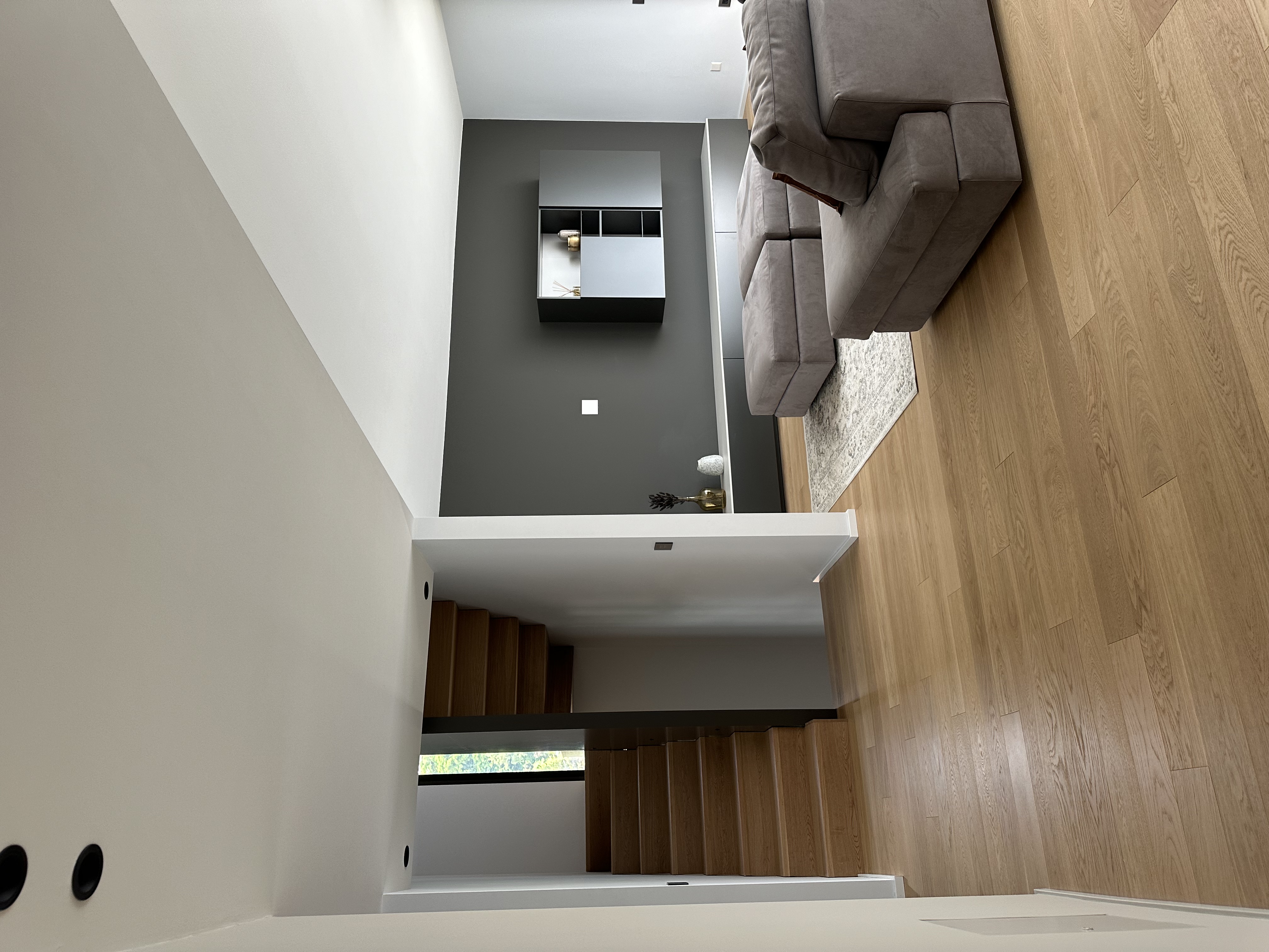 Modernes offenes Wohnzimmer mit Treppe