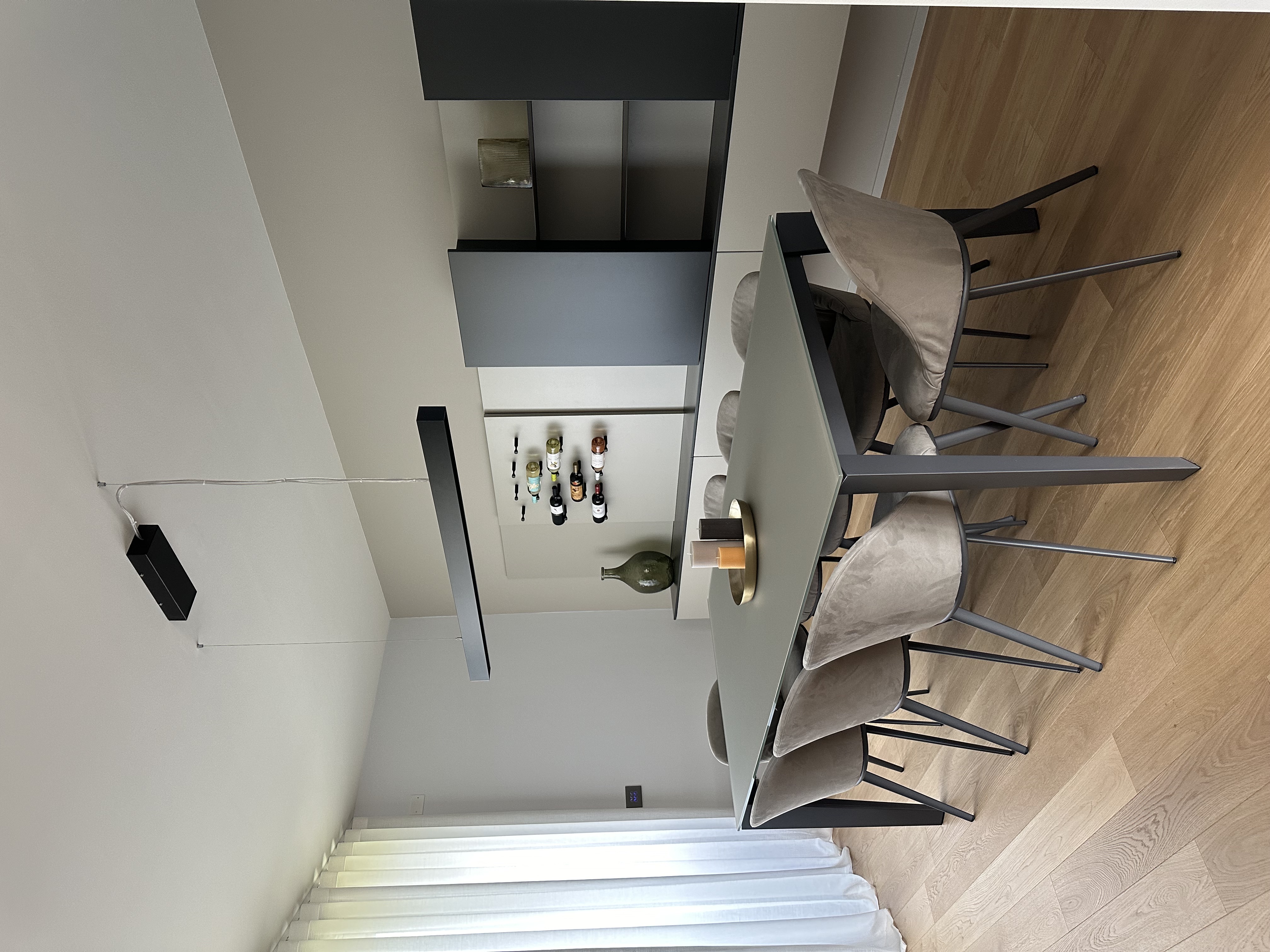 Modernes Esszimmer mit Designmöbeln