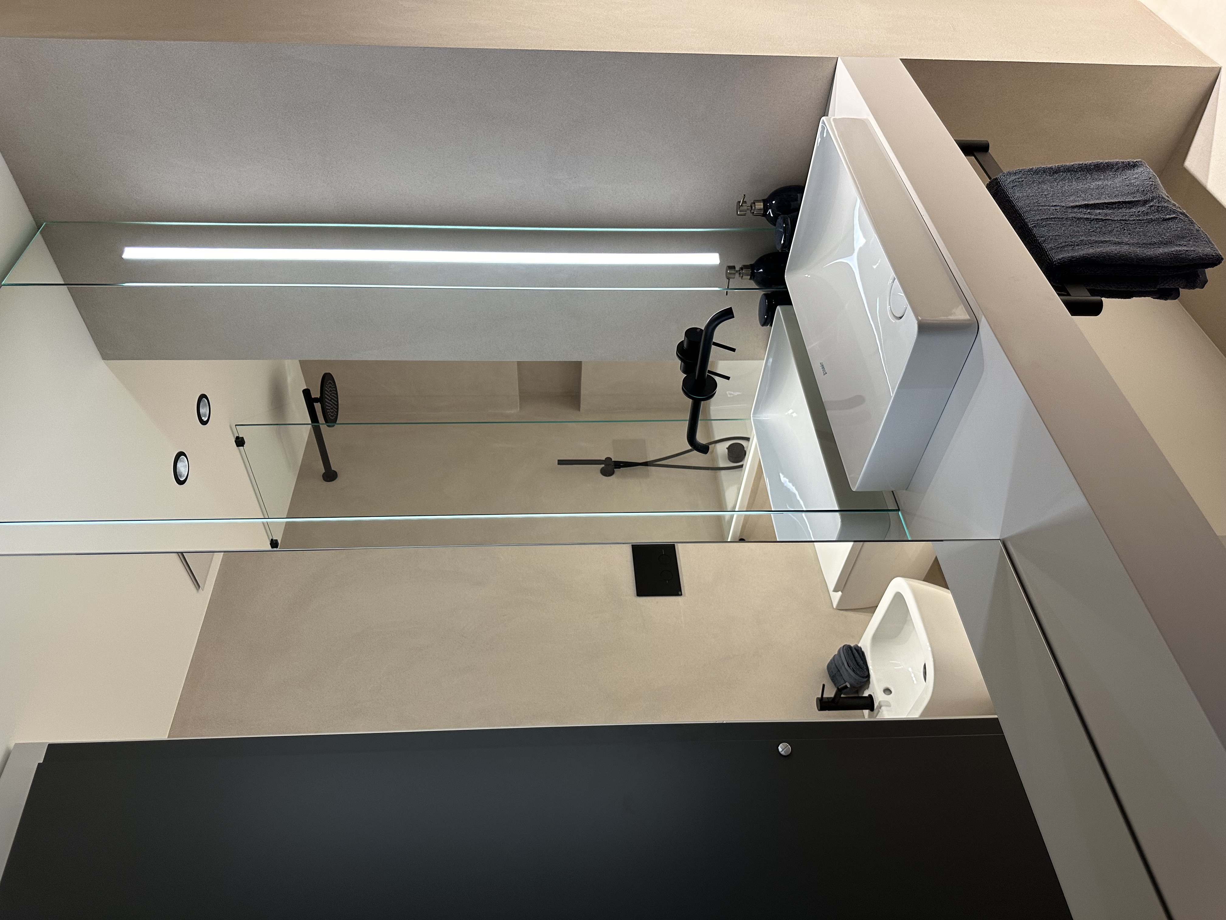 Modernes Bad mit Doppelwaschtisch und Walk-in-Dusche