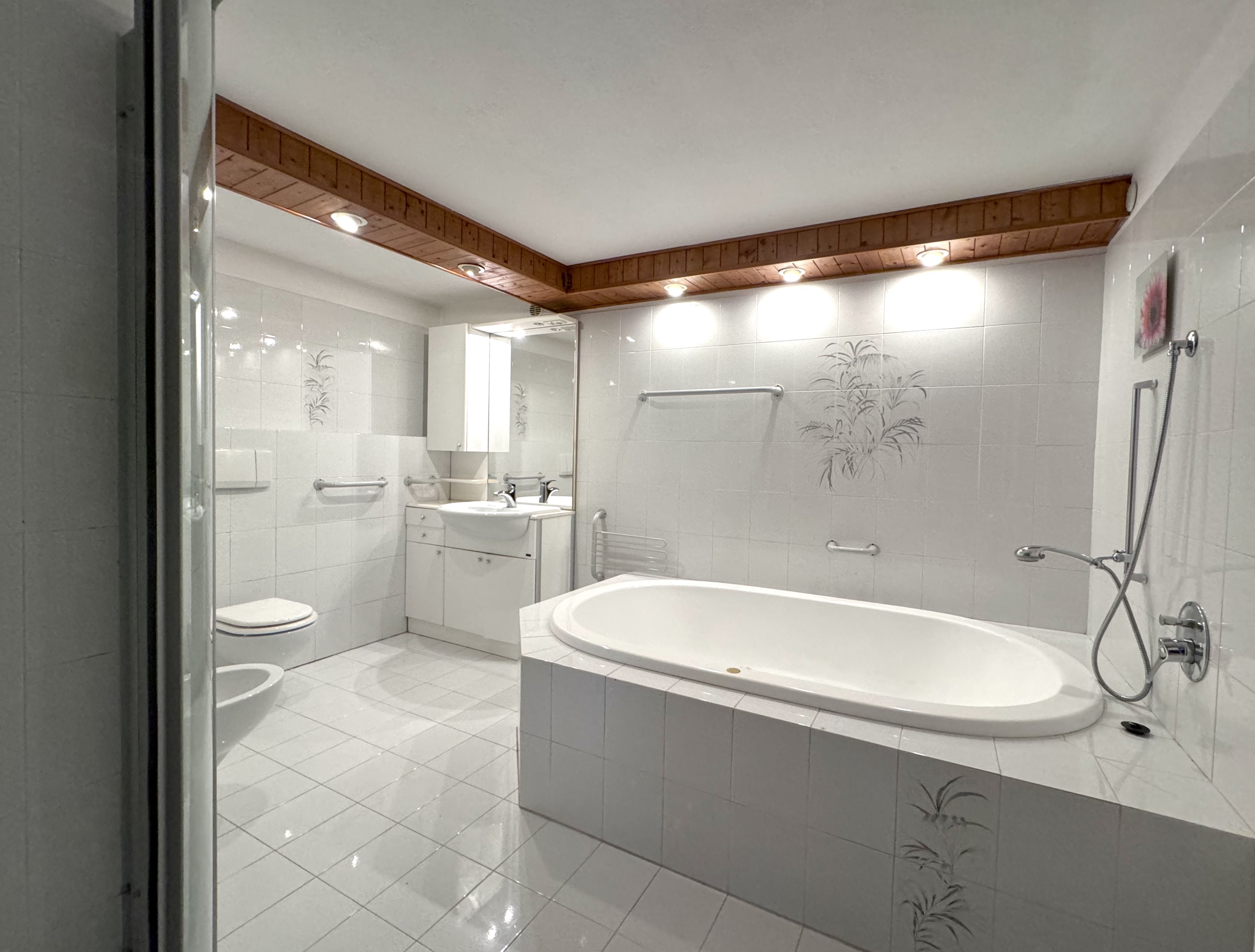 Großes Bad mit Wanne und Wand-WC