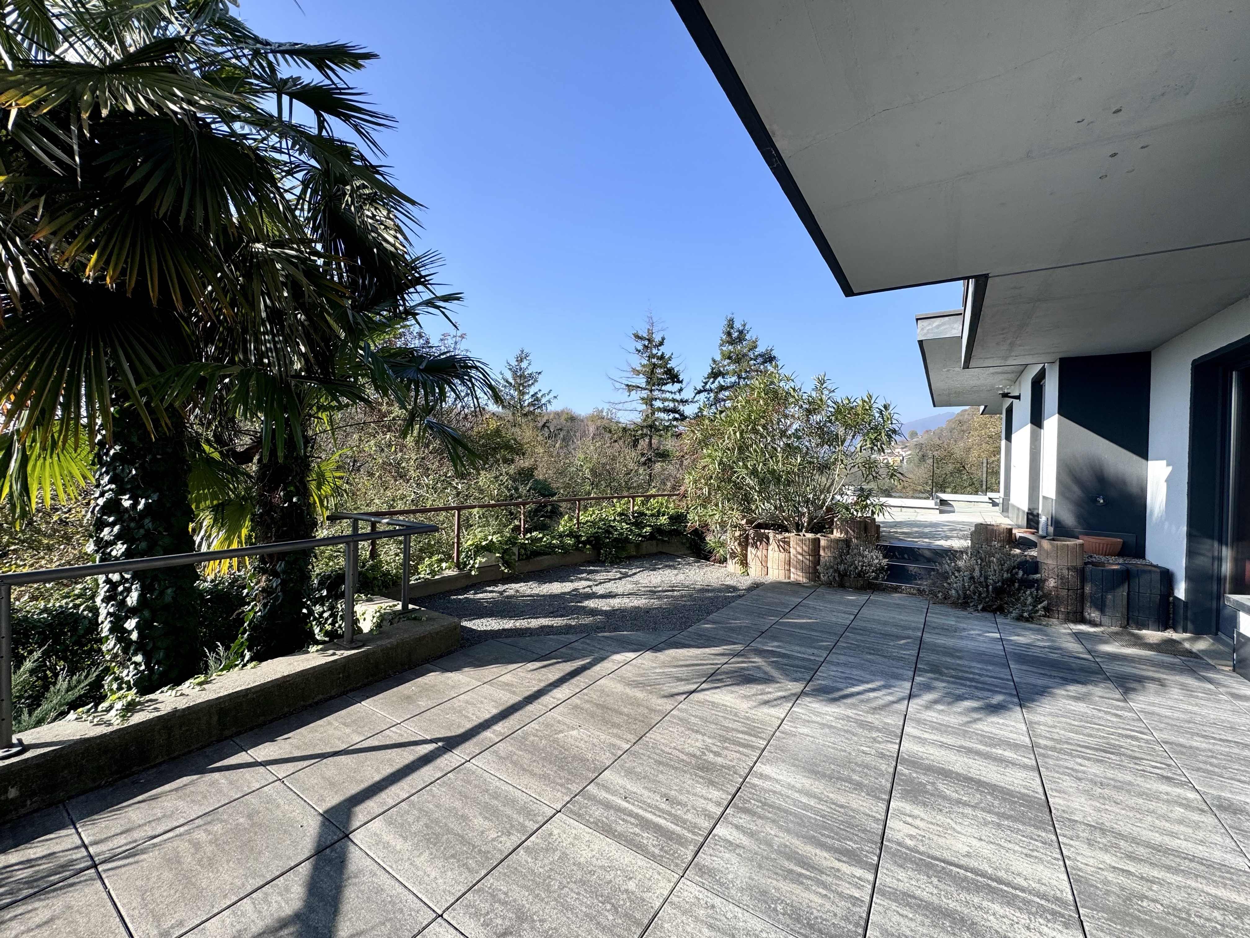Moderne Außenterrasse mit Gartenblick
