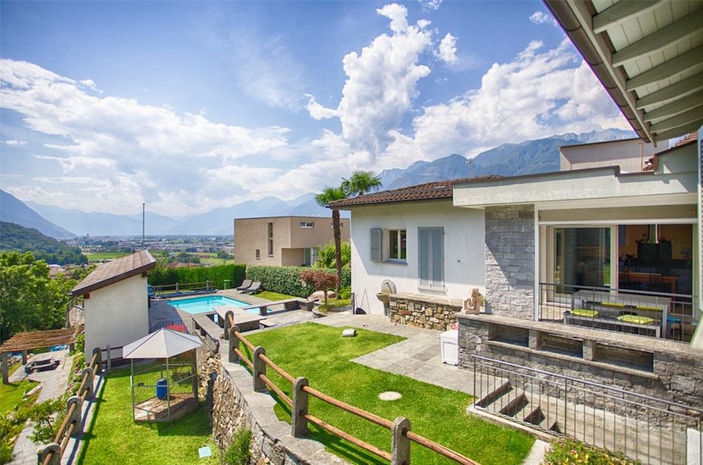 Außenansicht eines Hauses mit Pool und Bergpanorama
