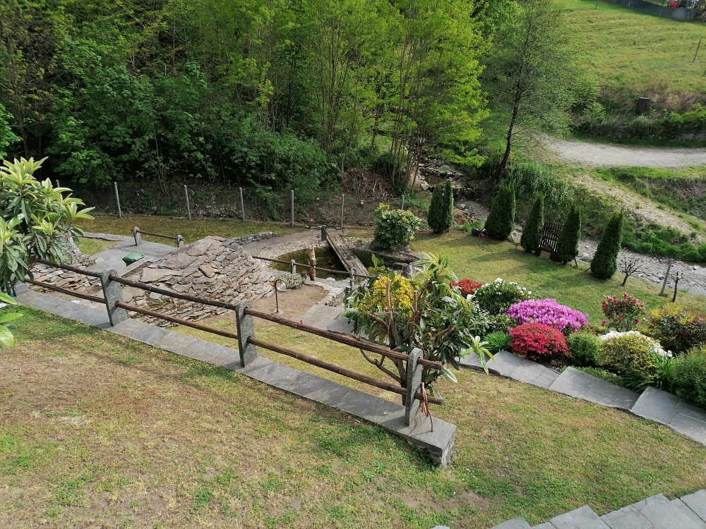 Gartenhang mit Steinanlagen