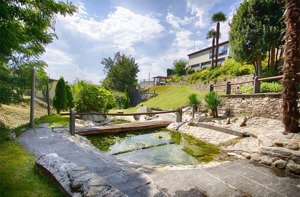 Gartenanlage mit Teich und Hanglage