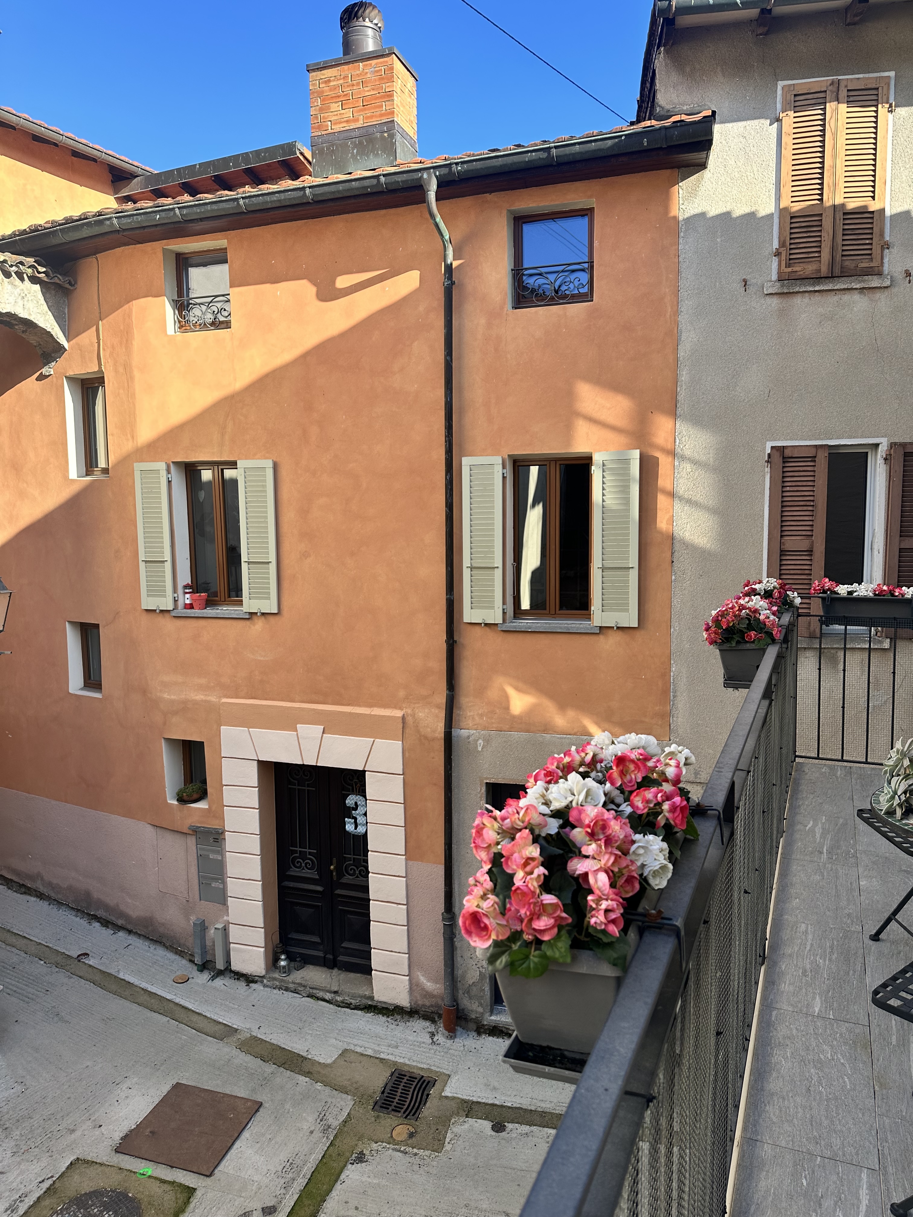 Innenhof mit mediterraner Fassade