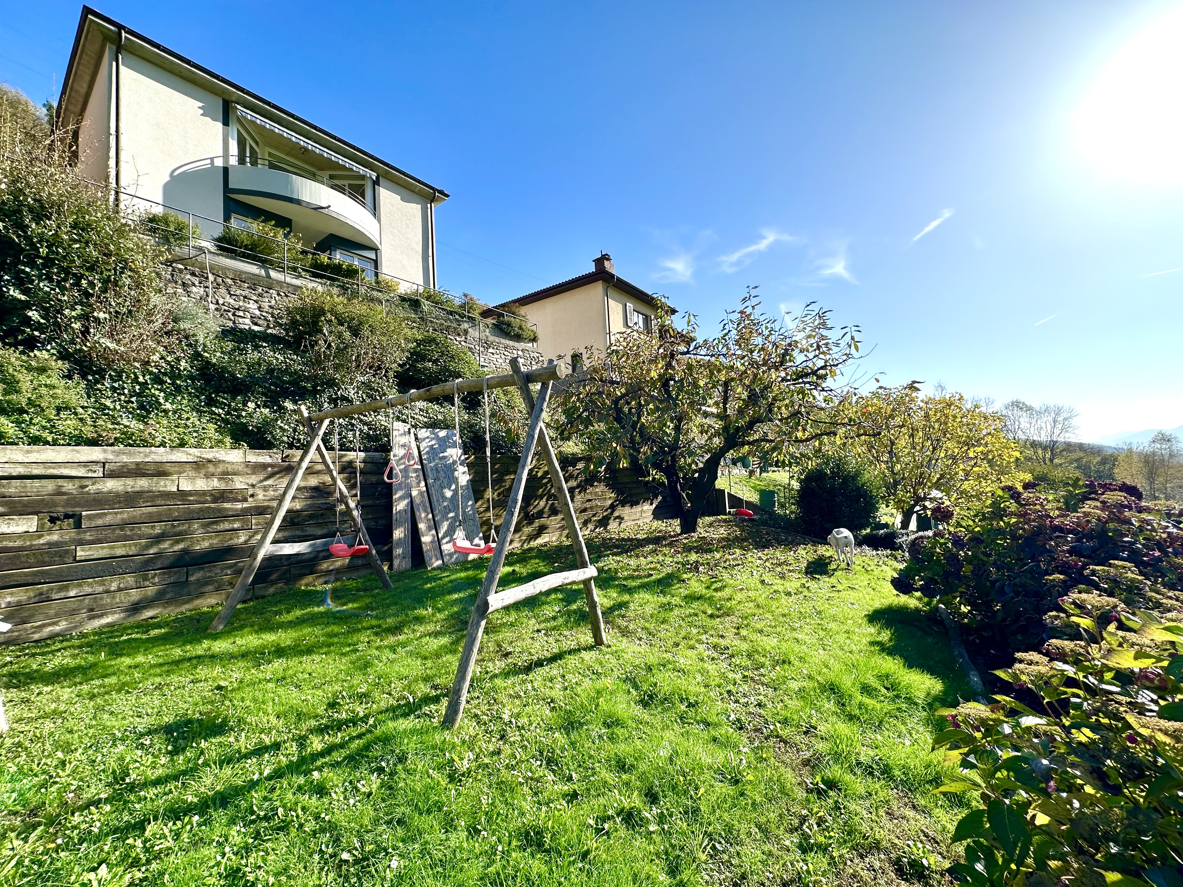 Garten mit Einfamilienhaus und Spielgerät