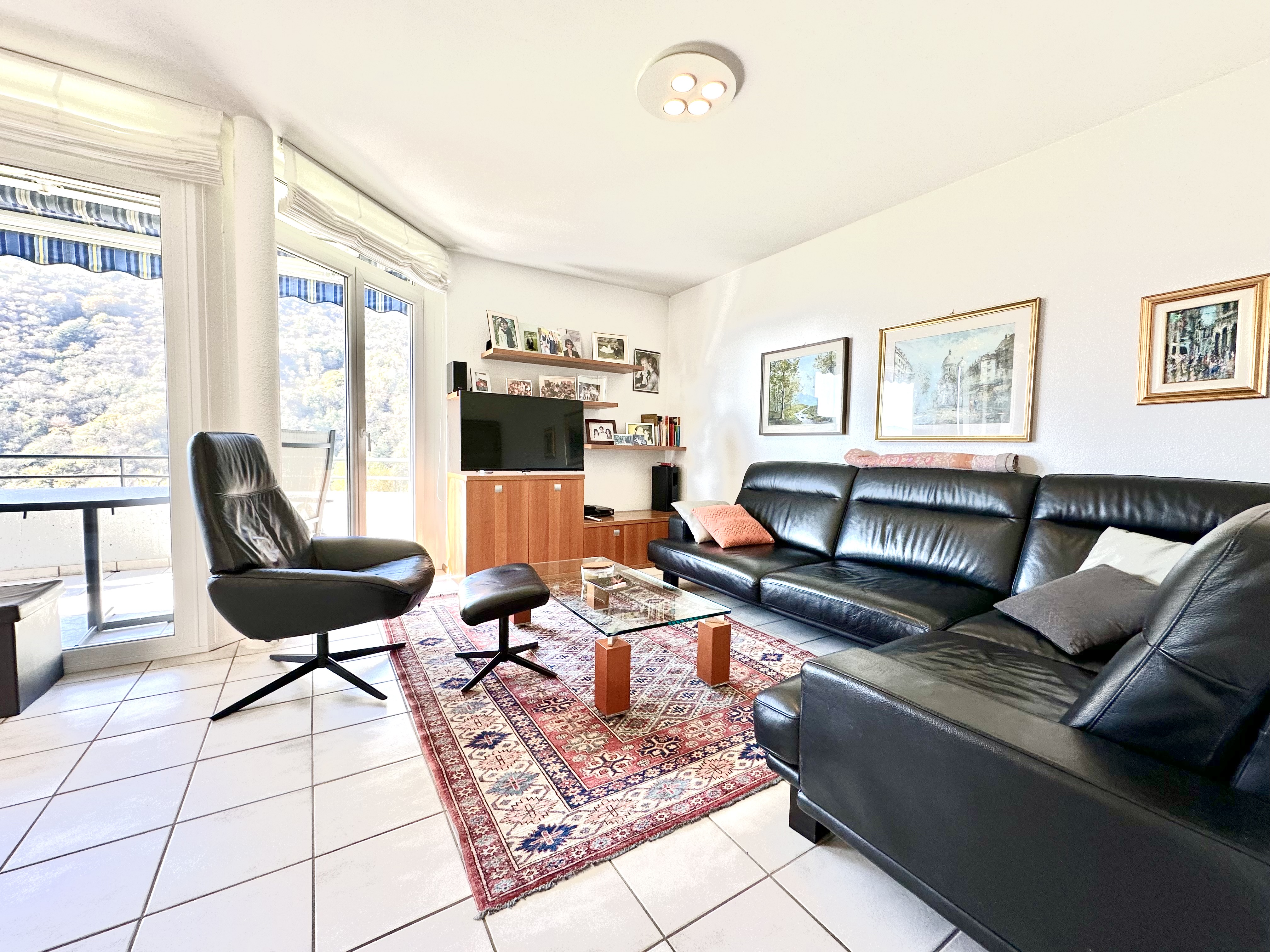 Helles Wohnzimmer mit Balkonzugang
