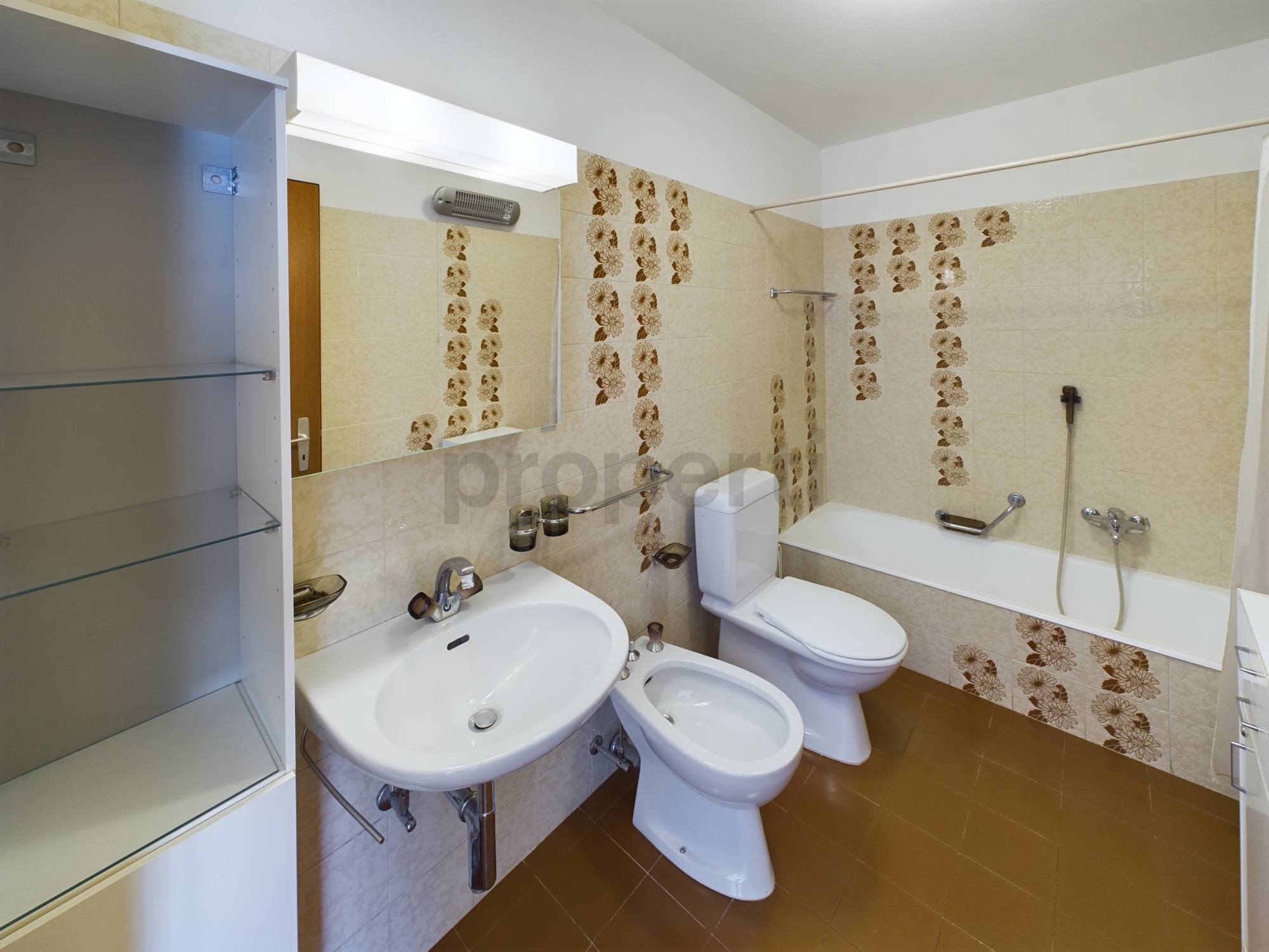 Badezimmer mit Badewanne und WC