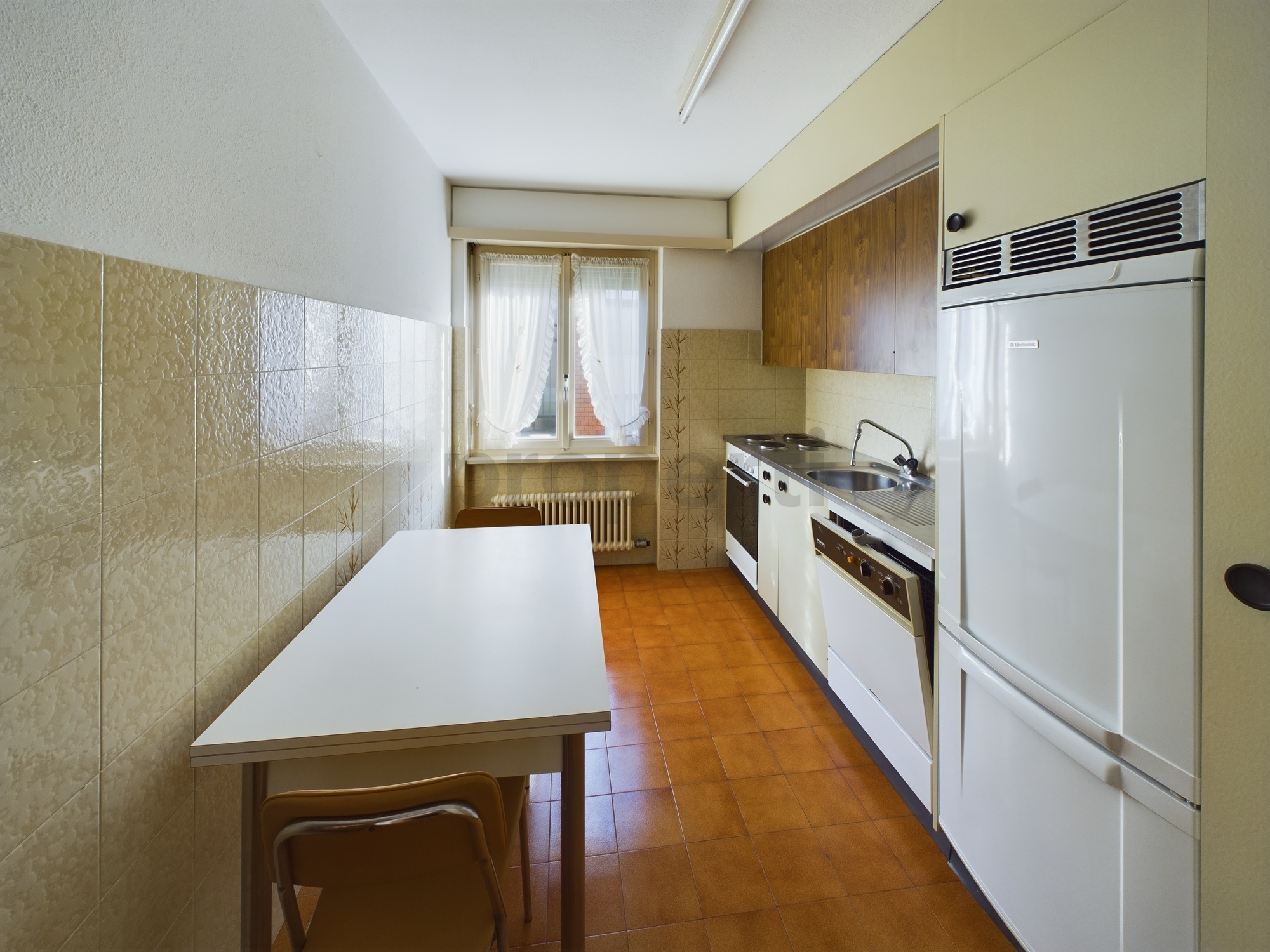 Schmale Küche mit Retro-Fliesen und weißen Fronten