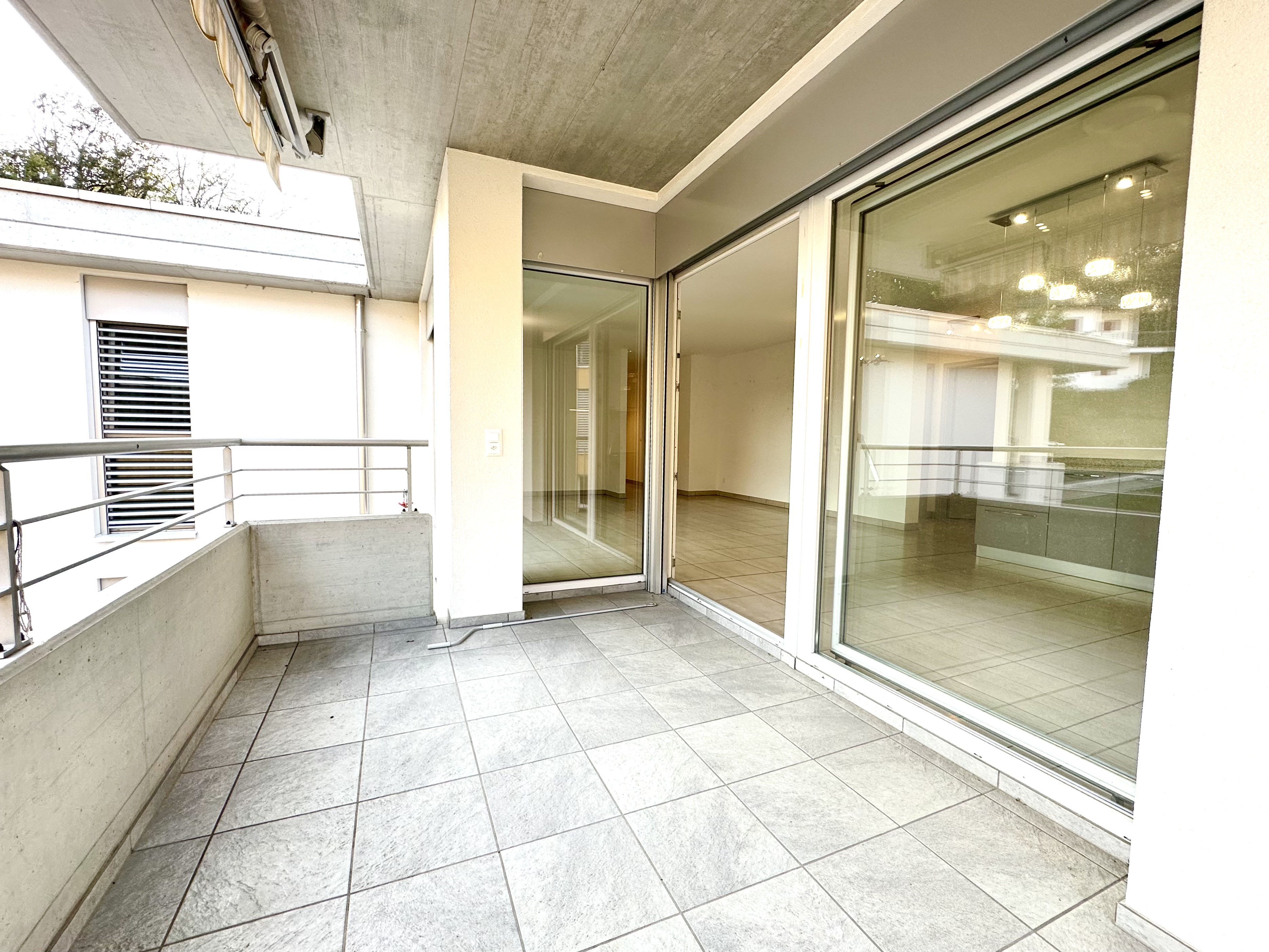 Überdachter Balkon mit Glasfront
