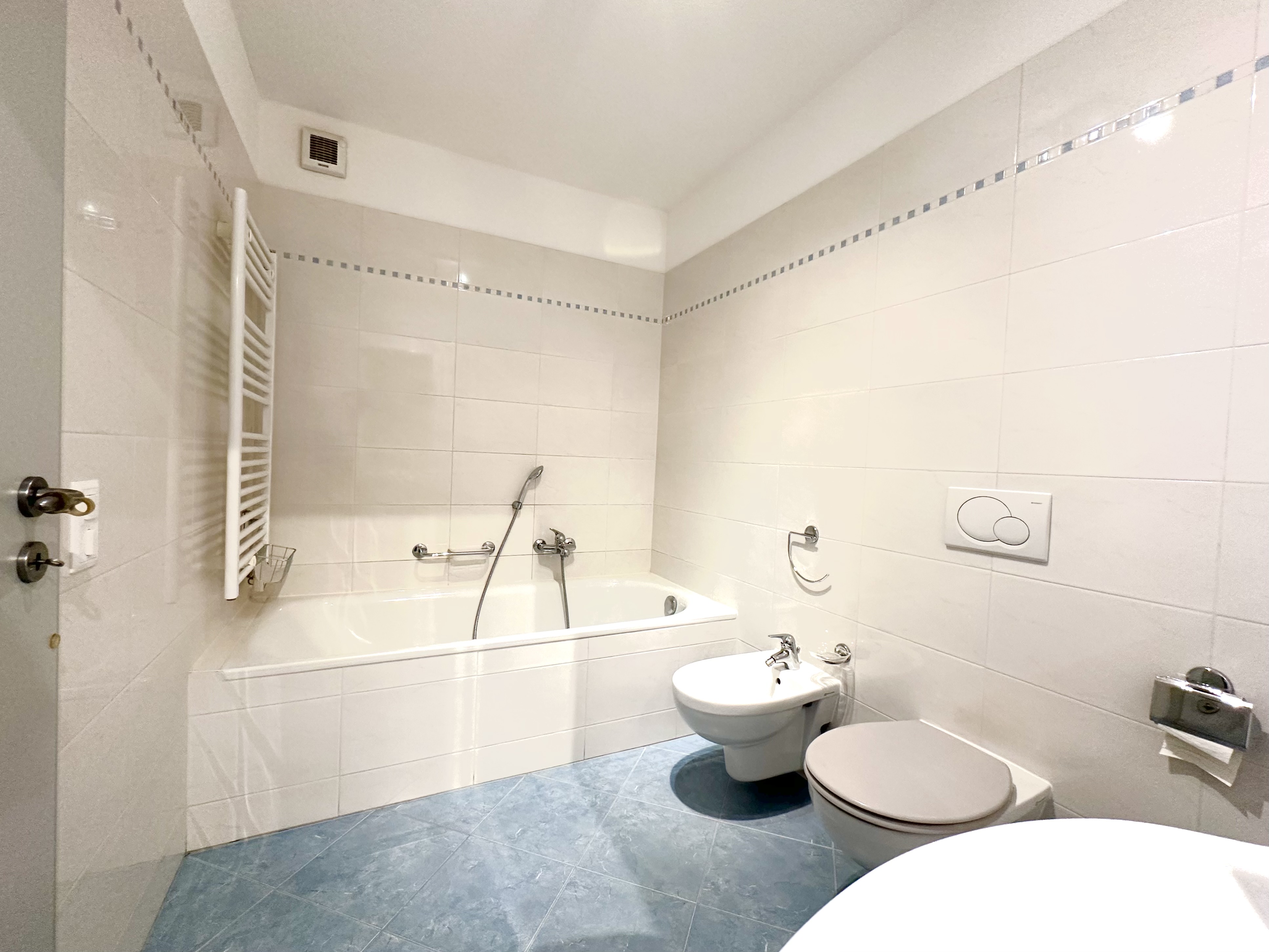 Badezimmer mit Wanne und WC