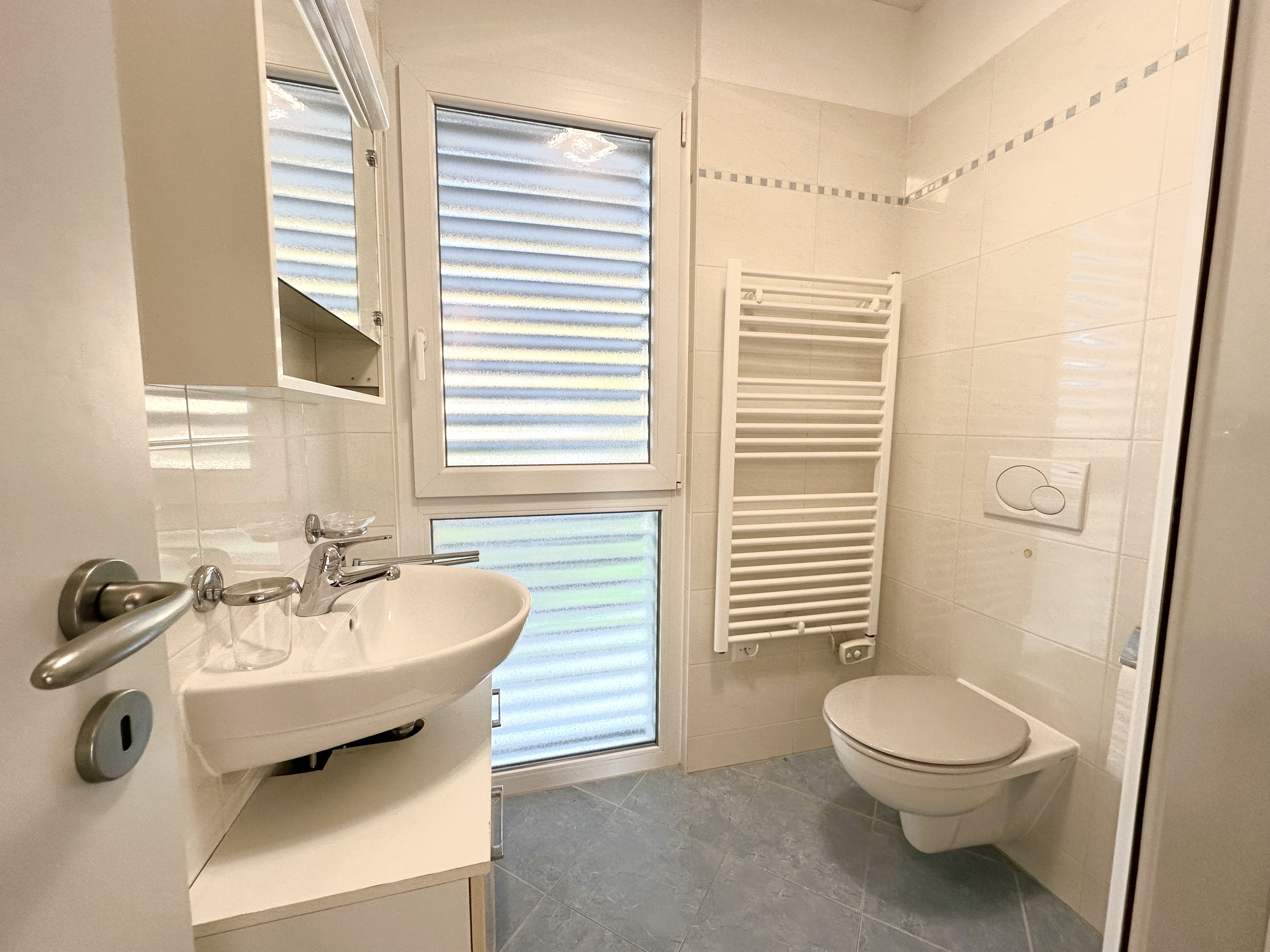 Kleines modernes Badezimmer mit WC und Waschtisch