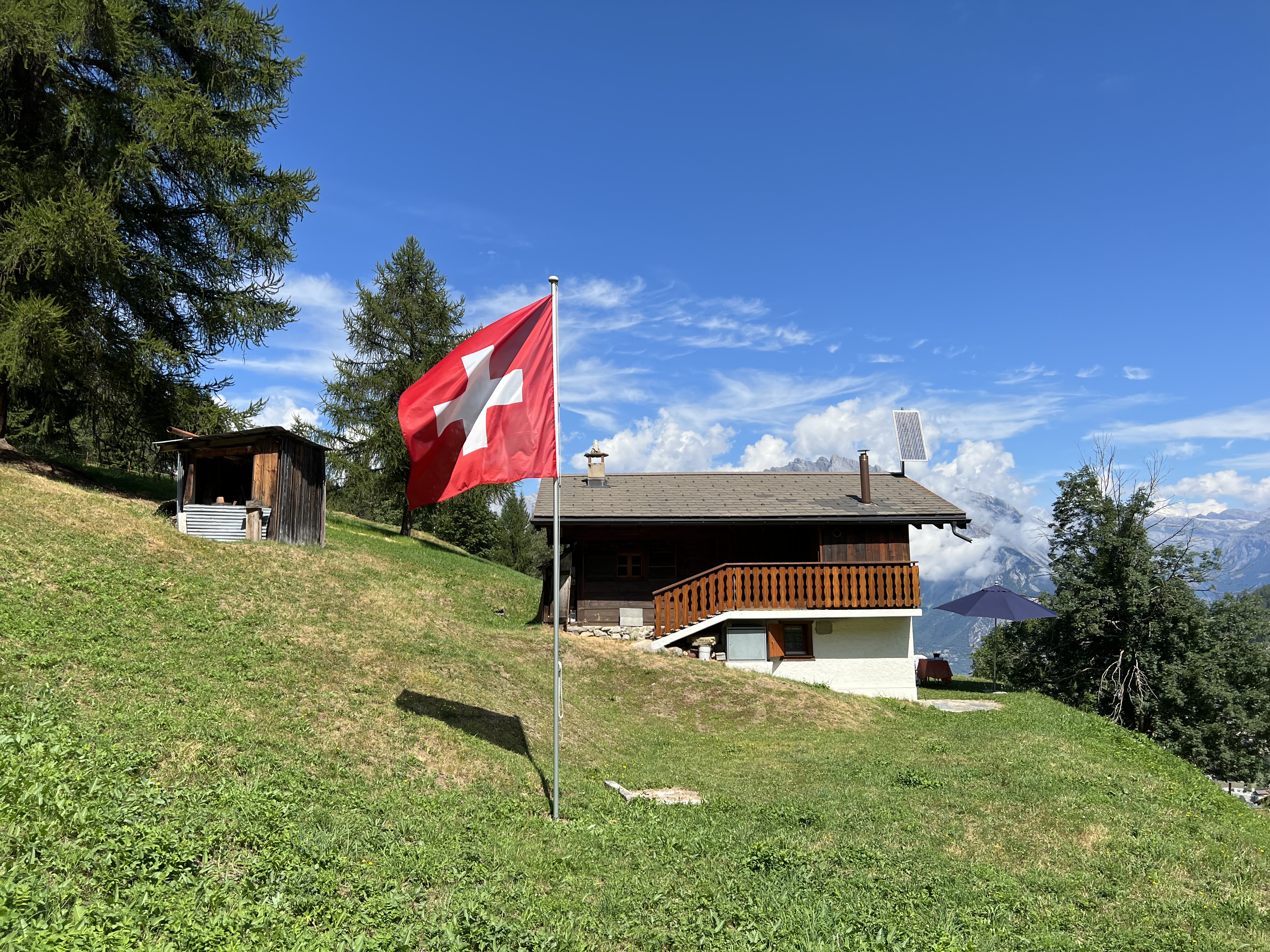 Alpine Außenansicht mit Schweizer Fahne