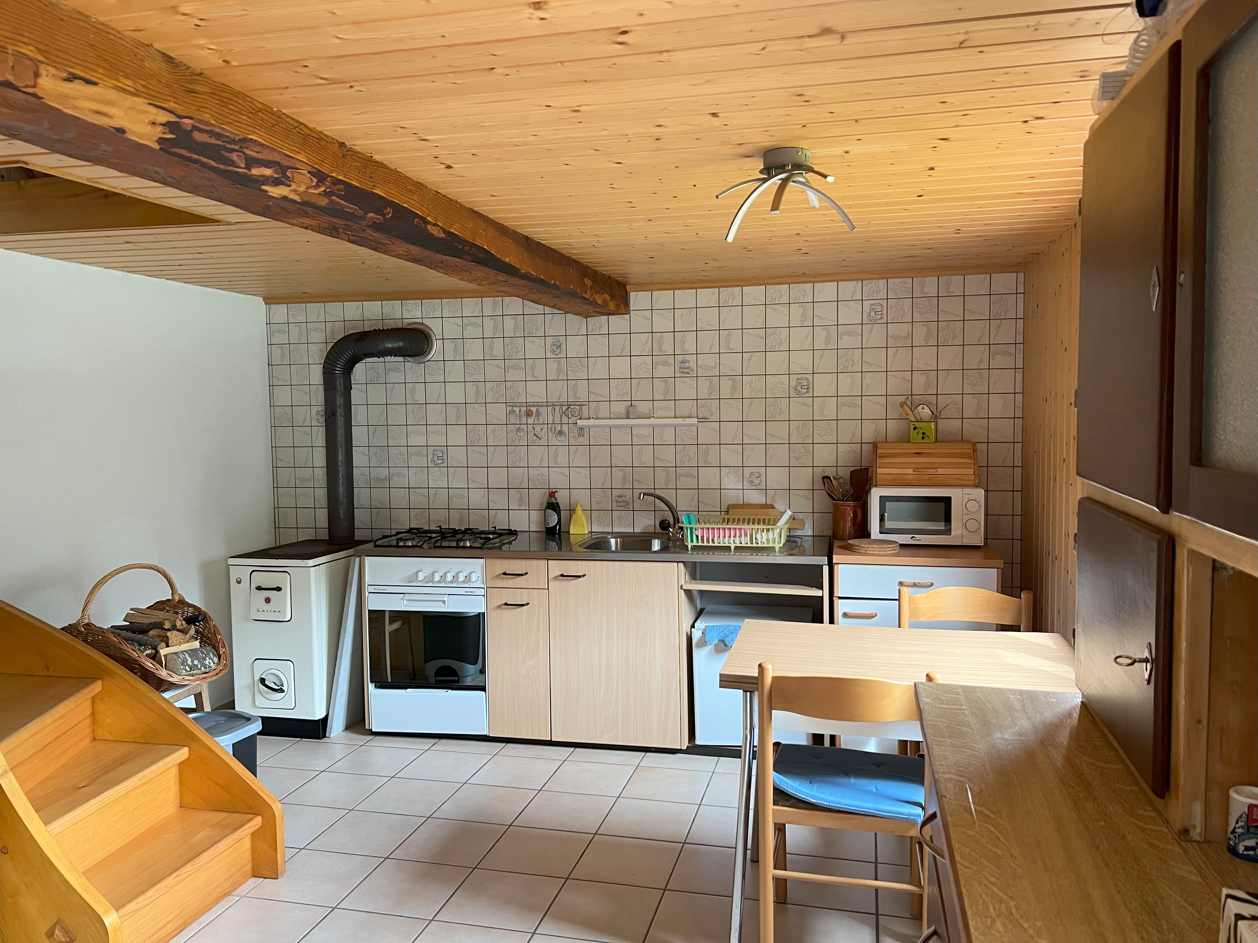 Gemütliche Wohnküche mit Holzdecke