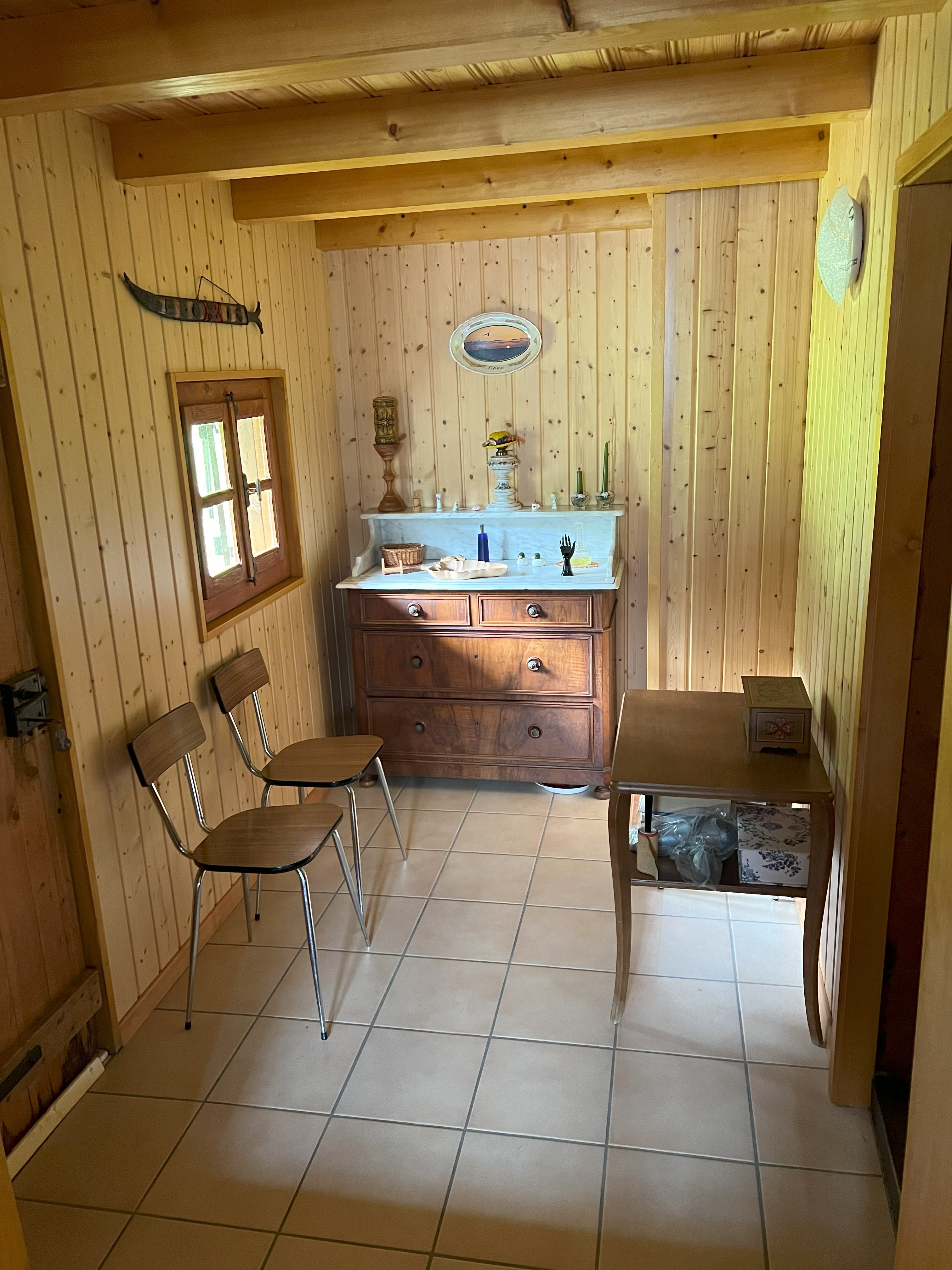 Rustikaler Holzraum mit Sideboard