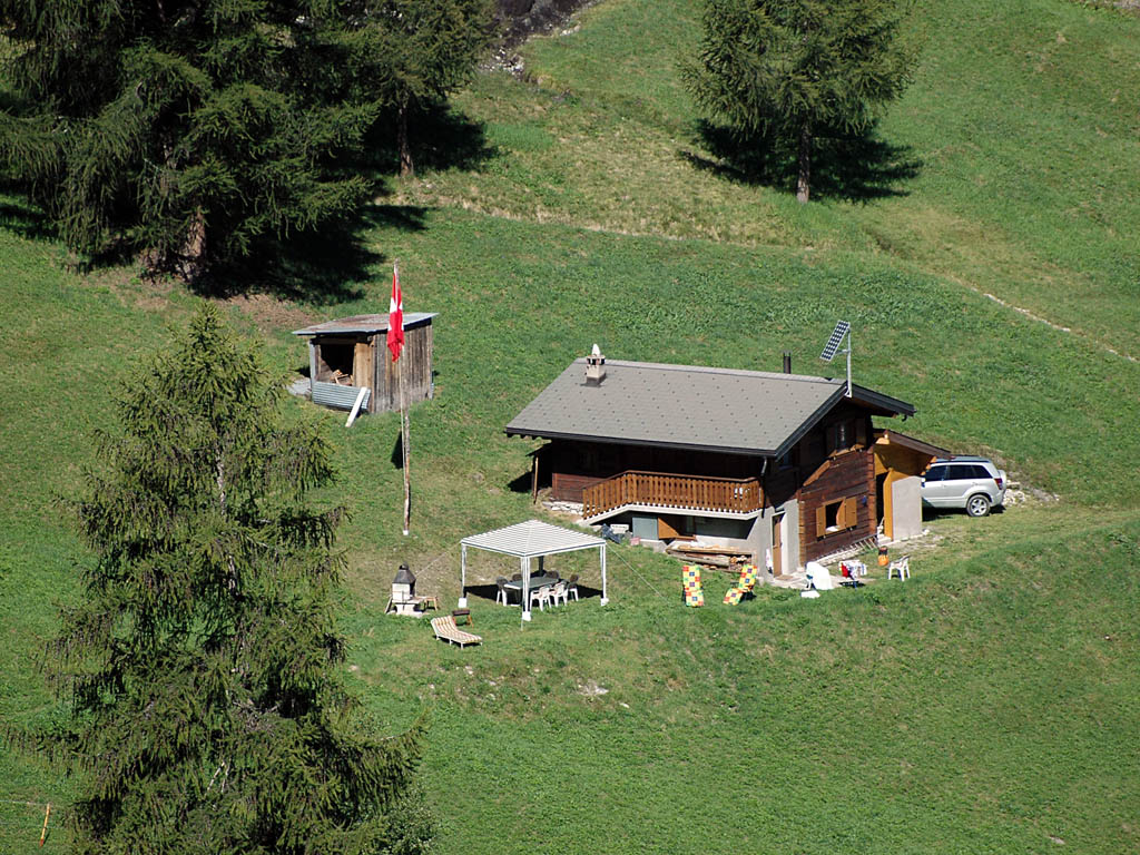 Almhaus auf grüner Hanglage