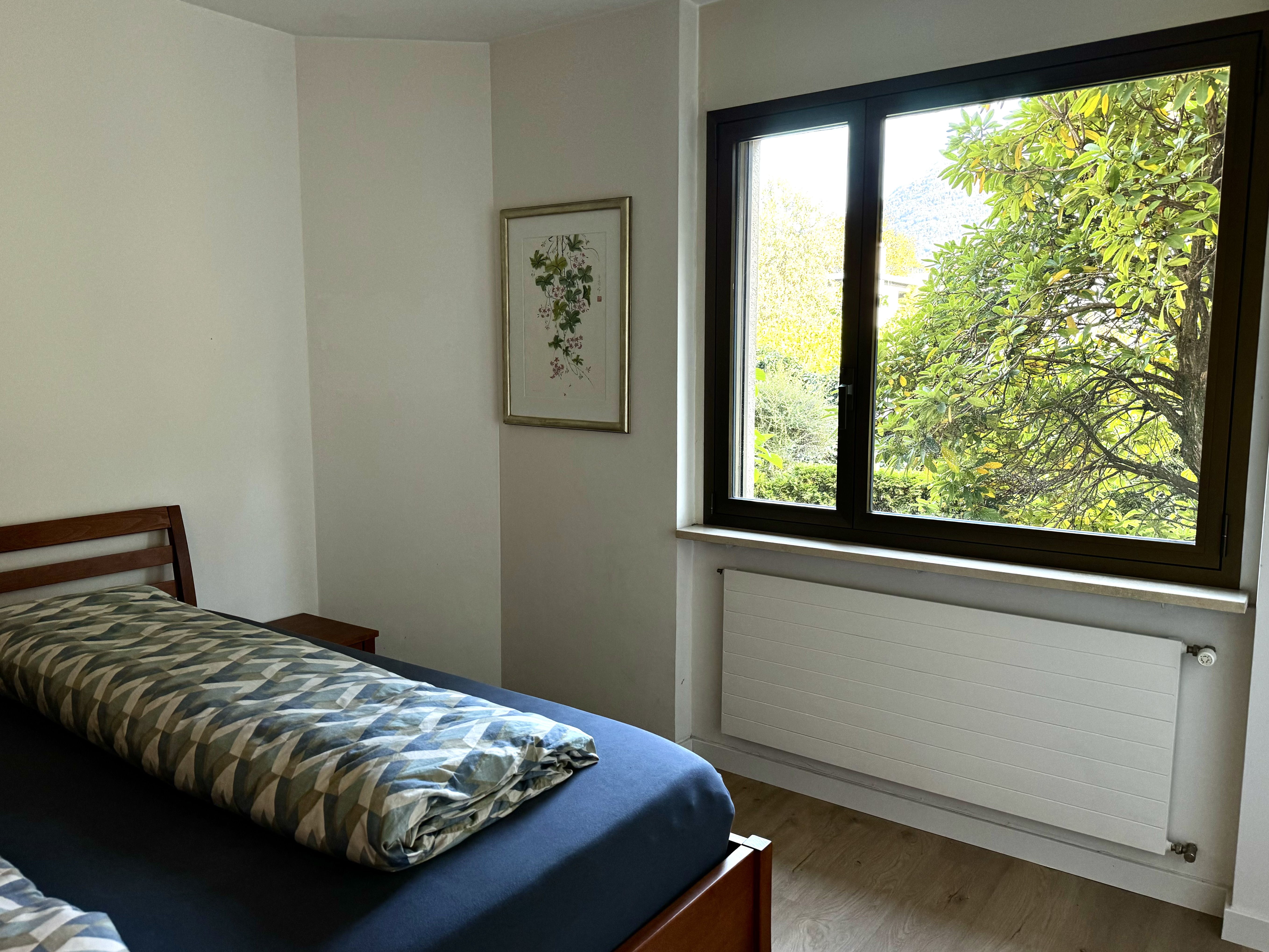 Schlichtes Schlafzimmer mit Gartenblick
