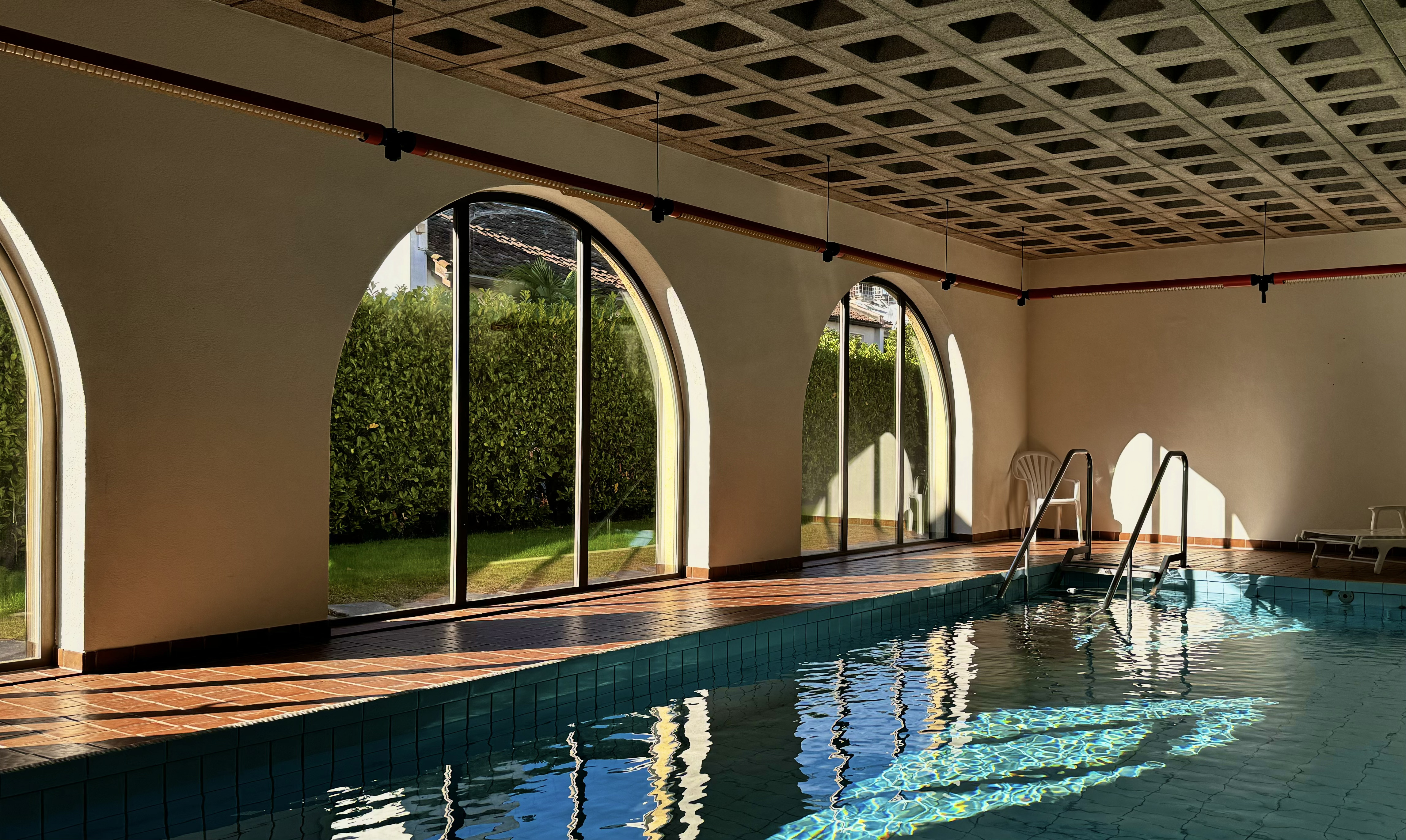 Innenpool mit Rundbogenfenstern