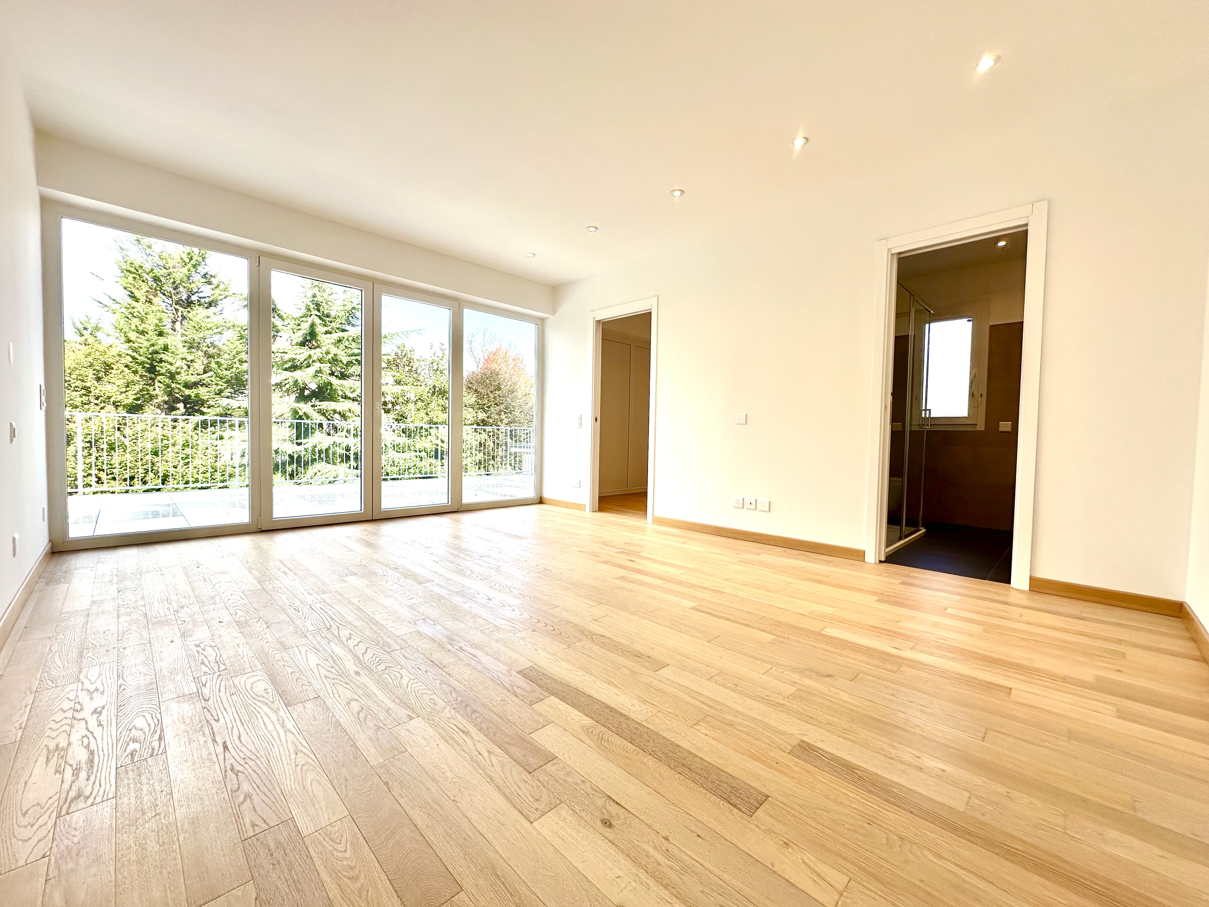 Heller Wohnraum mit Terrassentürfront