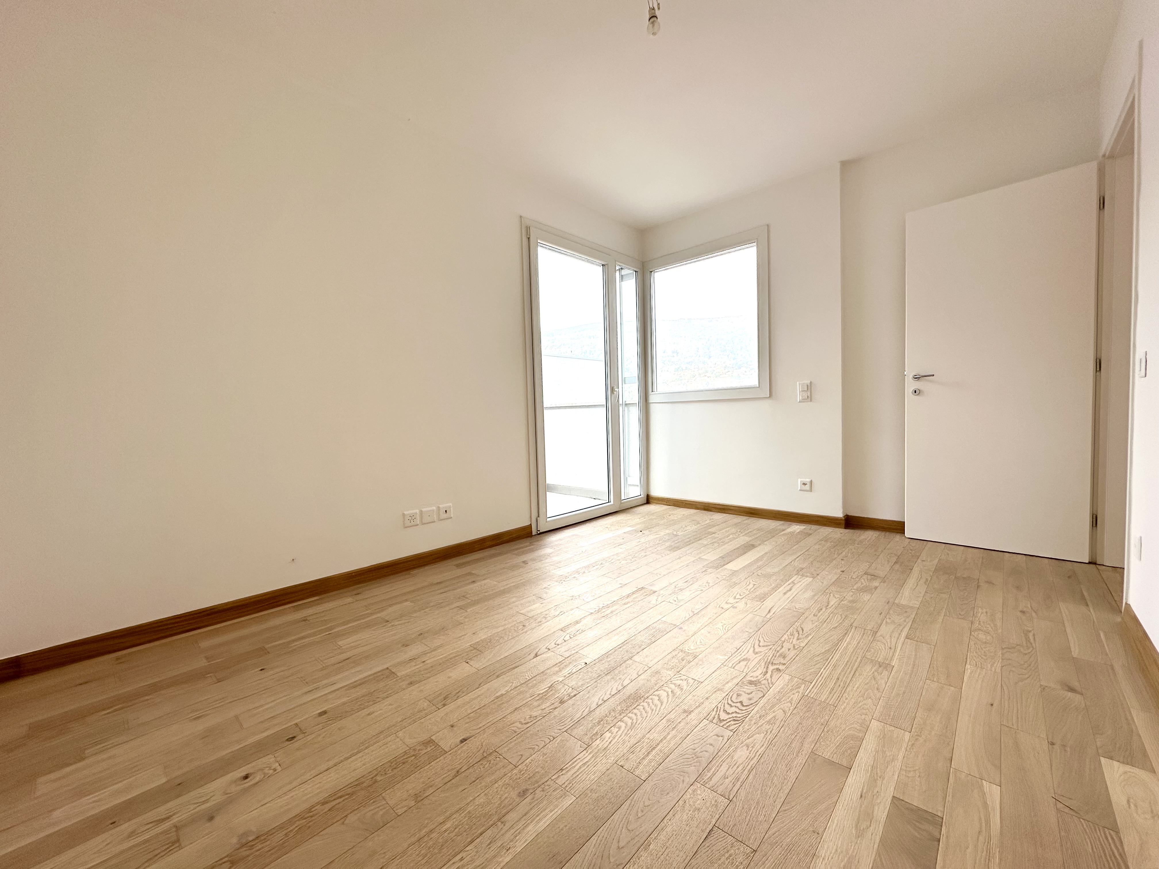 Heller leerer Raum mit Holzfußboden