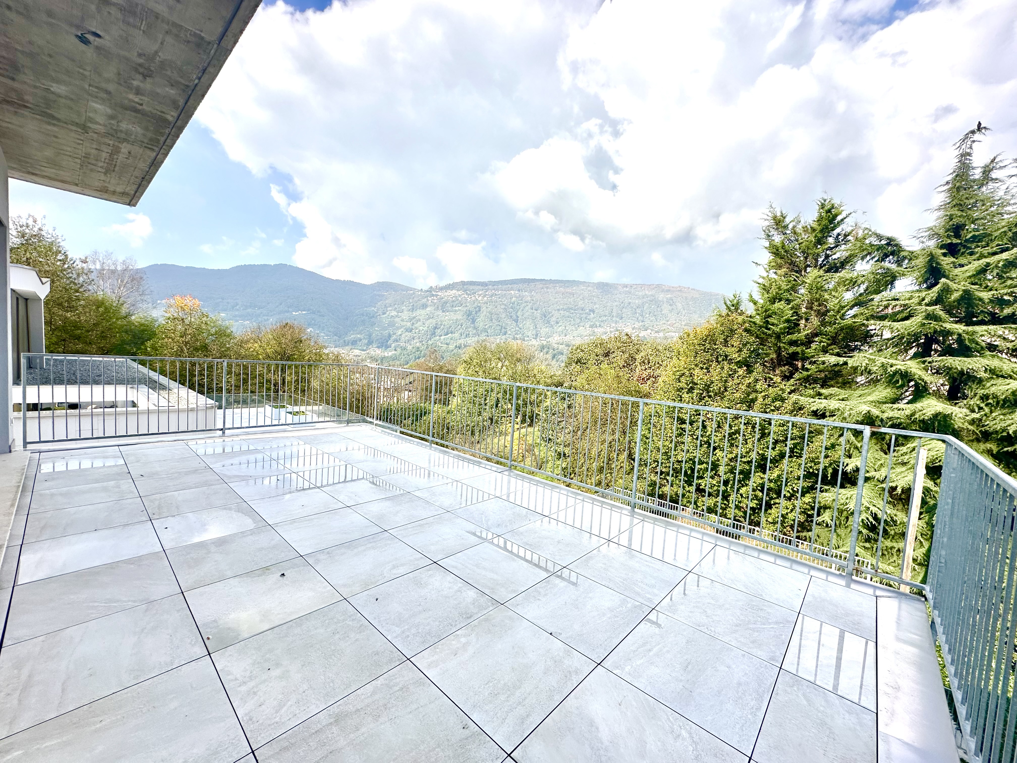 Große Terrasse mit Bergblick