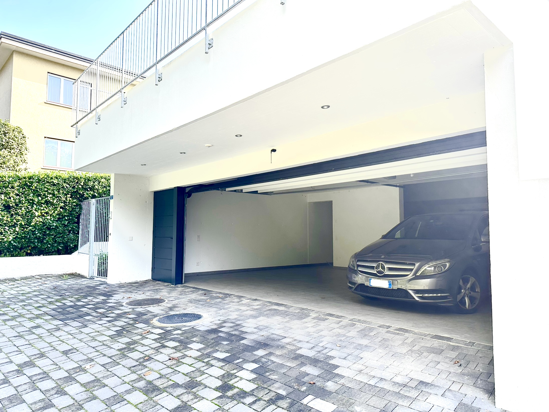 Moderne Doppelgarage mit Zufahrt