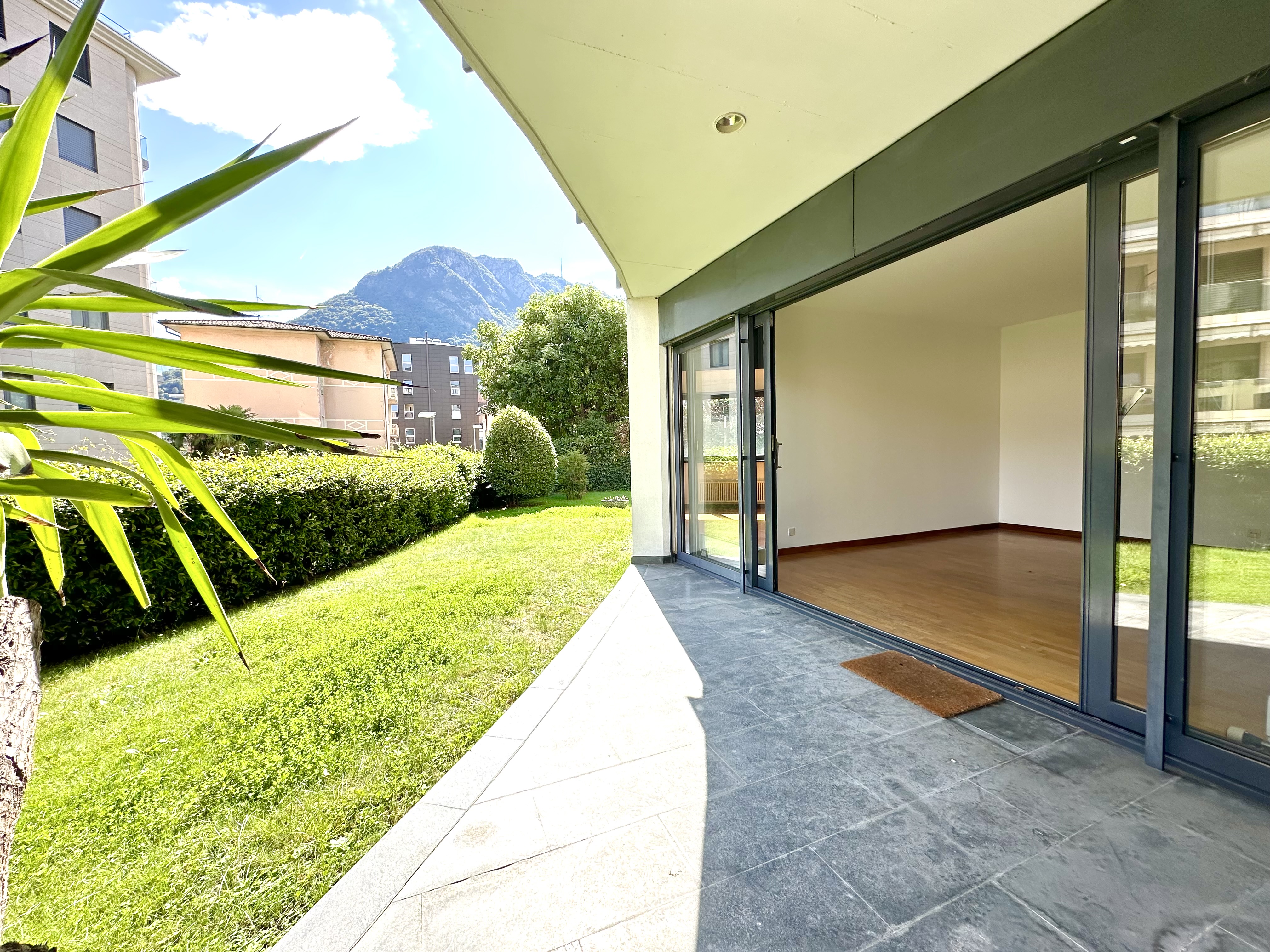 Terrasse mit Garten- und Bergblick