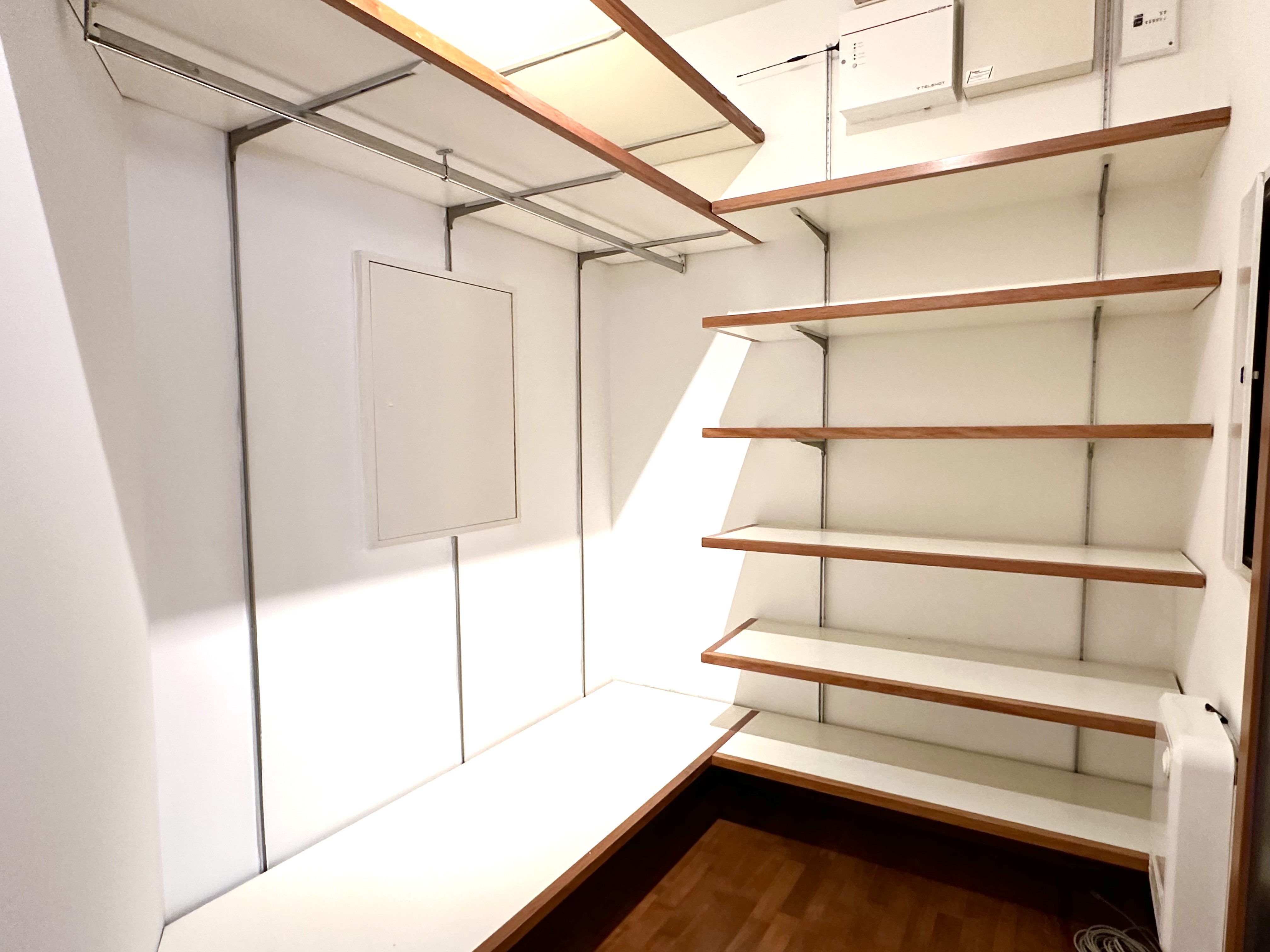 Ankleide mit Regalsystem und Einbauschrank